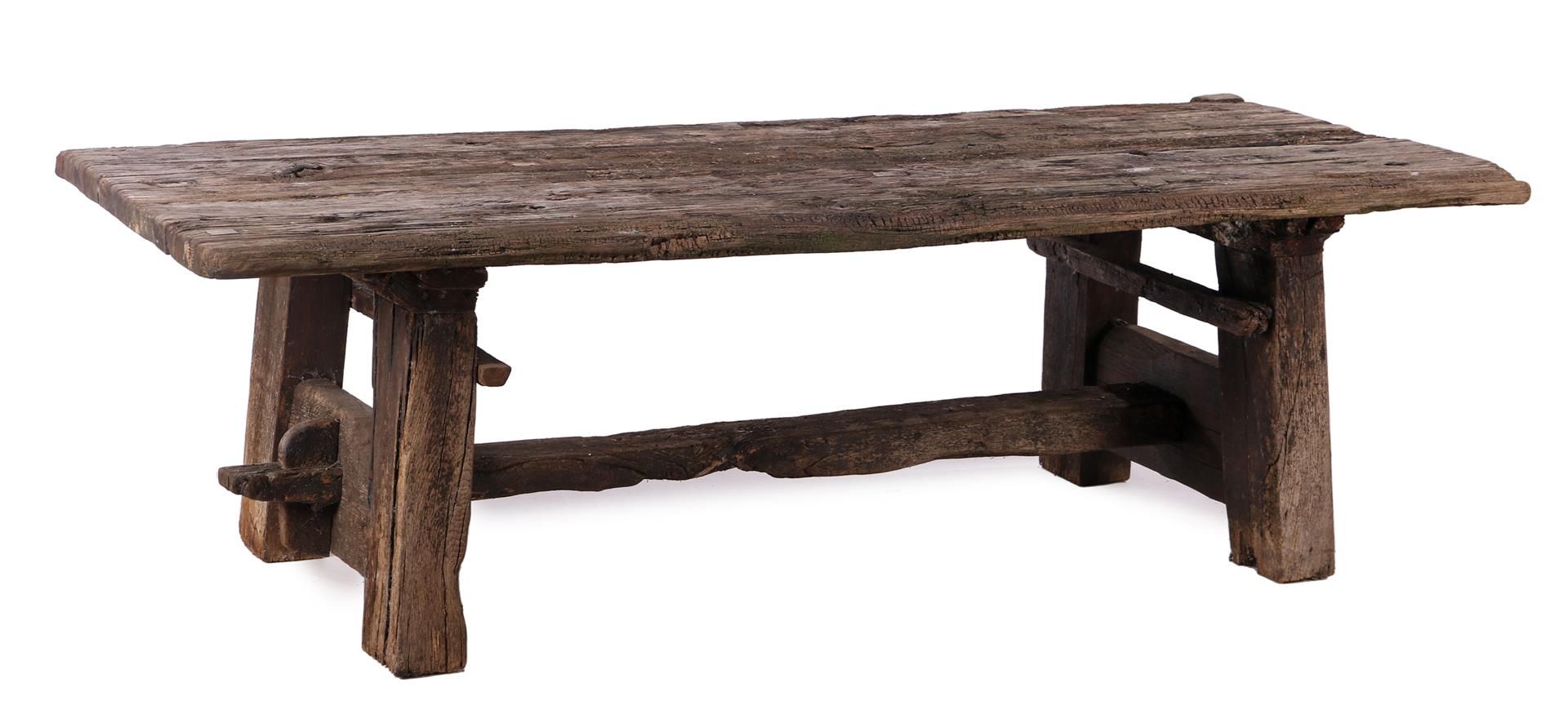 Null Brutalism 风格的橡木做旧修道院桌子，高 60 厘米，桌面 195x86 厘米