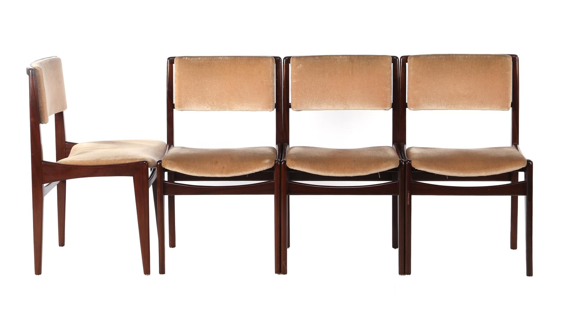 Null 4 把柚木餐椅，米色马海毛椅背和椅座，1960 年代