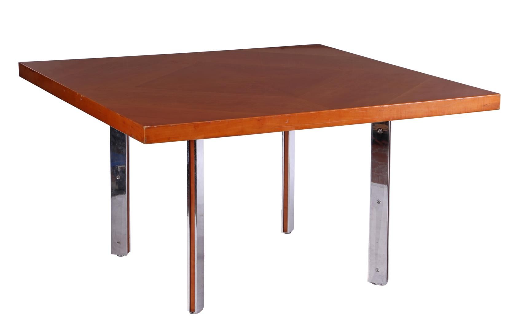 Null 会议桌或餐桌，梨木饰面桌面，镀铬金属桌腿，饰以饰面，由 Gordon Russell Ltd. Broadway Works 制作，桌面下方标有 "B&hellip;