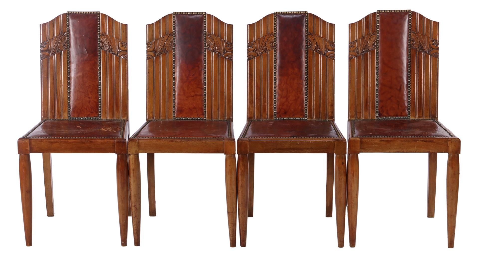 Null 4 把胡桃木餐椅，带缝线、棕色皮革软垫靠背和座椅，饰以铜钉，约制作于 1930 年。
