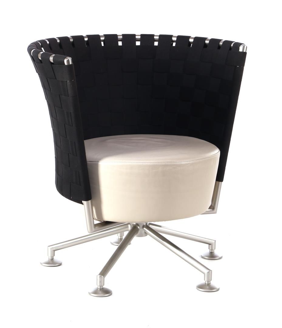 Peter Maly 彼得-马利（1936 年）
铝制旋转扶手椅，浅色皮革座椅和黑色编织靠背，由 5 条腿支撑，彼得-马利设计，Cor 公司制作，型号 "Cir&hellip;