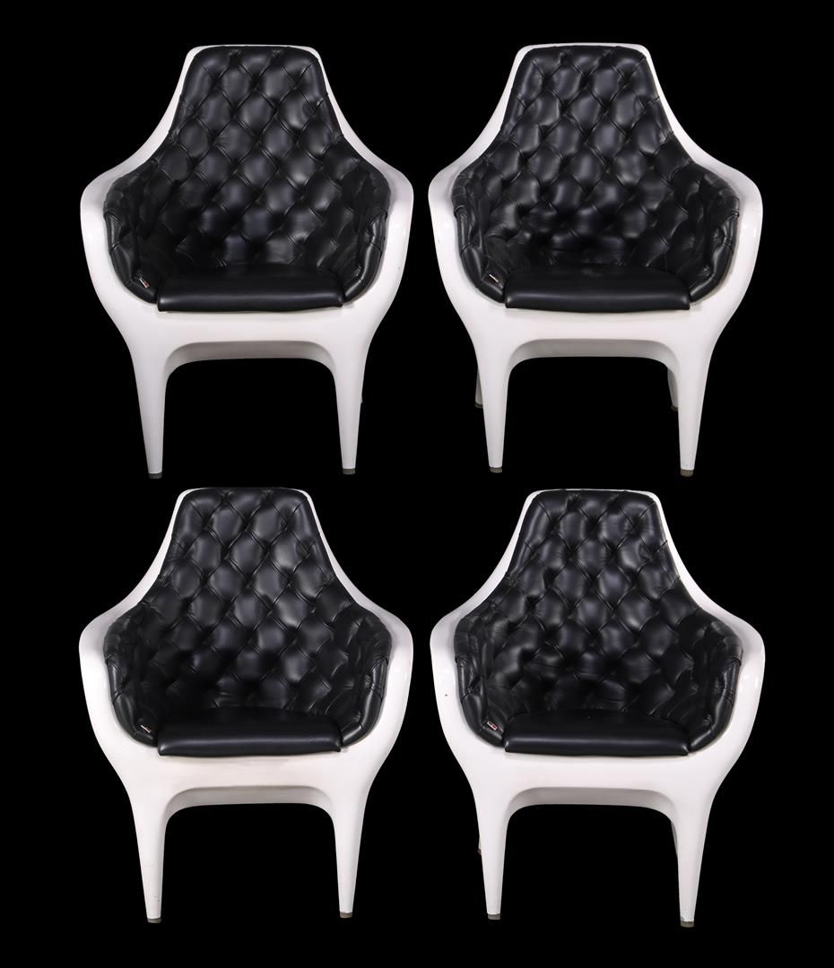 Jaime Hayon 海梅-海永（1974 年）
4 张塑料扶手椅，带填充皮革坐垫，海梅-海永设计，巴塞罗那设计公司制作，"Showtime "系列，坐垫上有&hellip;