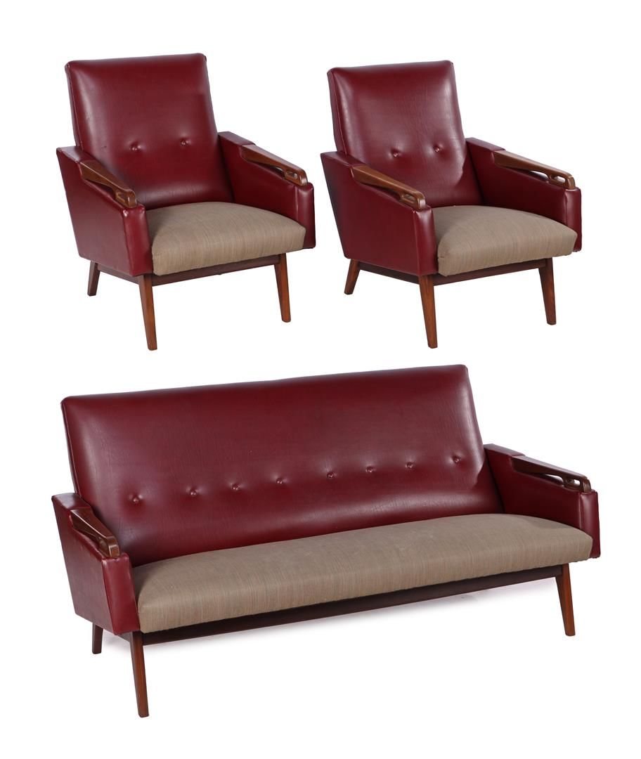 Null 2+1+1 沙发，红色人造革，柚木扶手，荷兰，20 世纪 60 年代，沙发宽 167 厘米，高 84 厘米，深 85 厘米