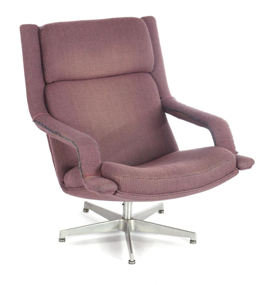 Null 紫色软垫旋转扶手椅，金属和铝制星形底座，杰弗里-哈科特设计，Artifort 实施，荷兰设计，20 世纪下半叶，靠背高 87 厘米