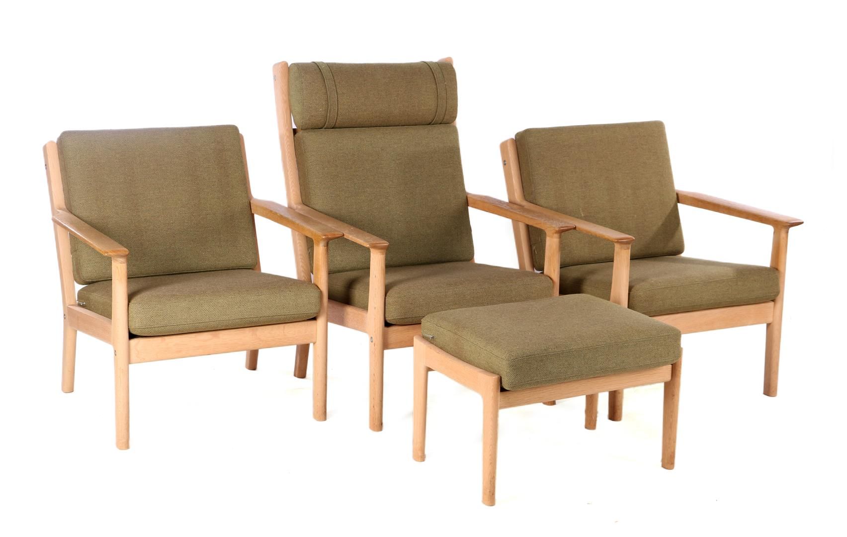 Hans J. Wegner 汉斯-J-魏格纳（1914-2007）
3 张橡木扶手椅和脚凳，配绿色软垫，汉斯-韦格纳设计，Getama 执行，底部烙有 "丹麦&hellip;