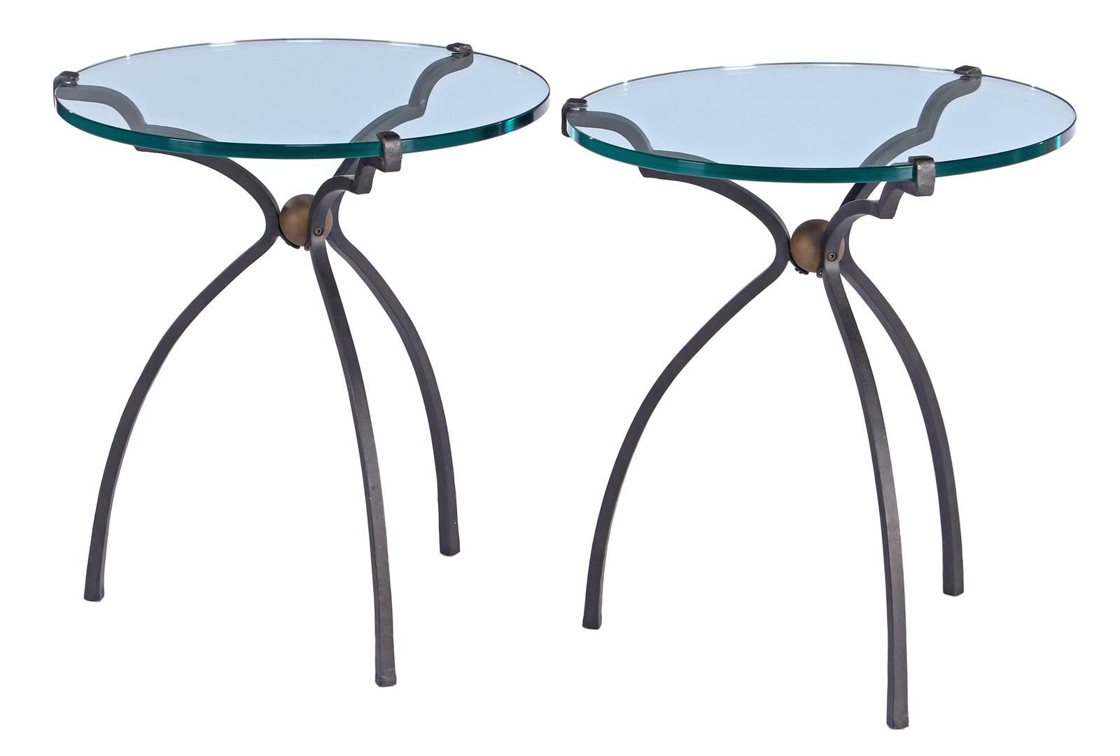 Peter Ghyczy 彼得-吉奇（1940 年）
两张发黑金属边桌，玻璃桌面，彼得-吉奇设计，高 56 厘米，桌面直径 30 厘米