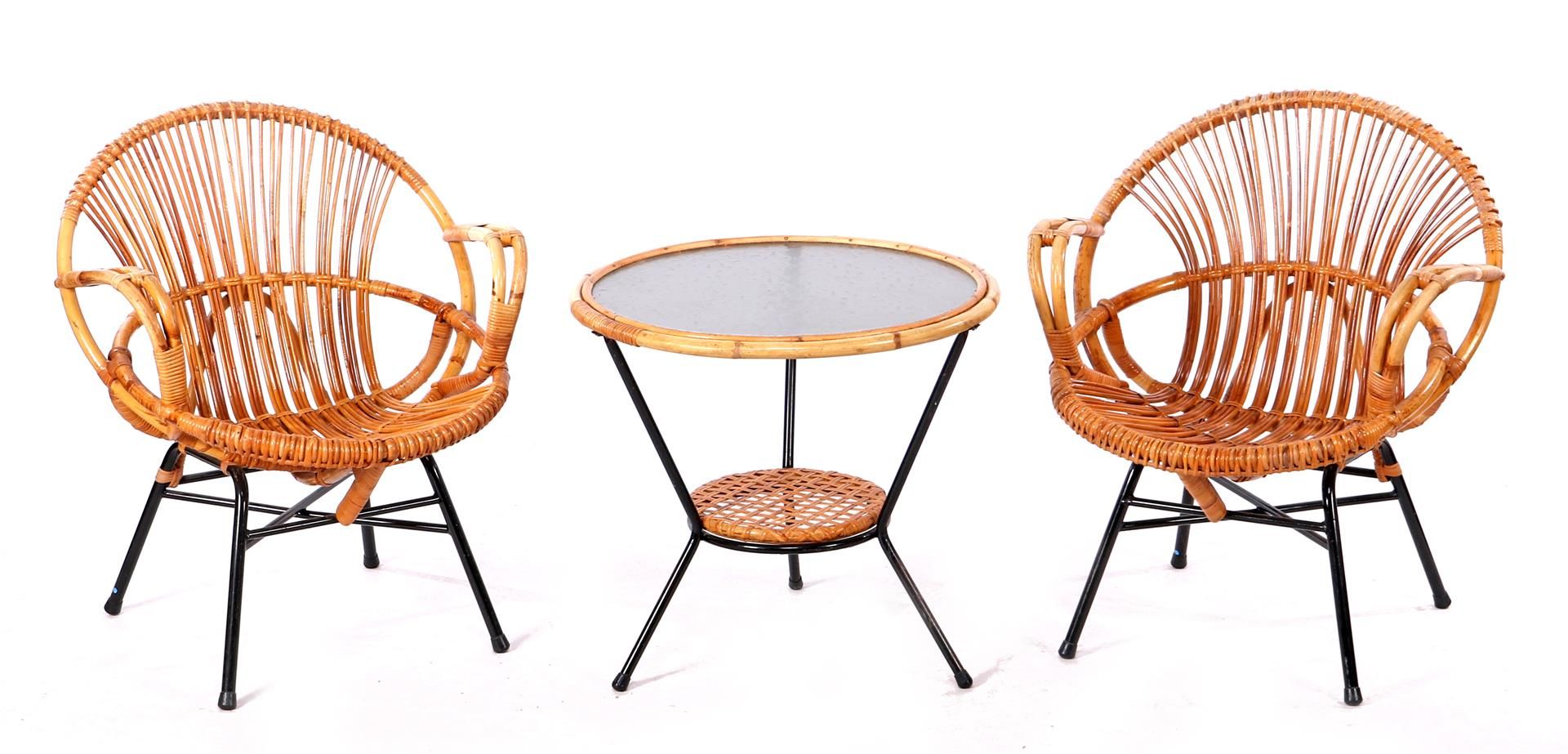 Null 2 张藤制扶手椅和咖啡桌，配云纹玻璃，黑化金属底座，荷兰，1960 年代，桌子高 54 厘米，桌面直径 60 厘米