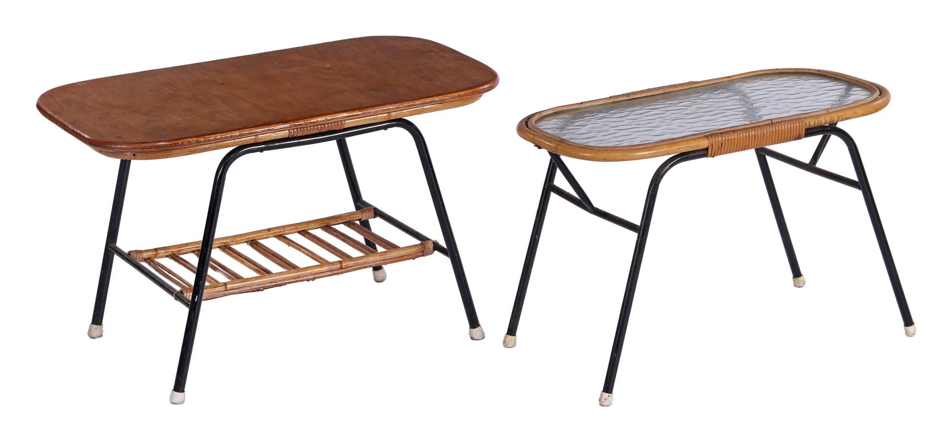 Null 两张藤制咖啡桌，带黑色漆面金属框架，一张带玻璃桌面，一张带木质桌面，1960 年代，高 42 厘米，63x34 厘米和高 46 厘米，75x46 厘米