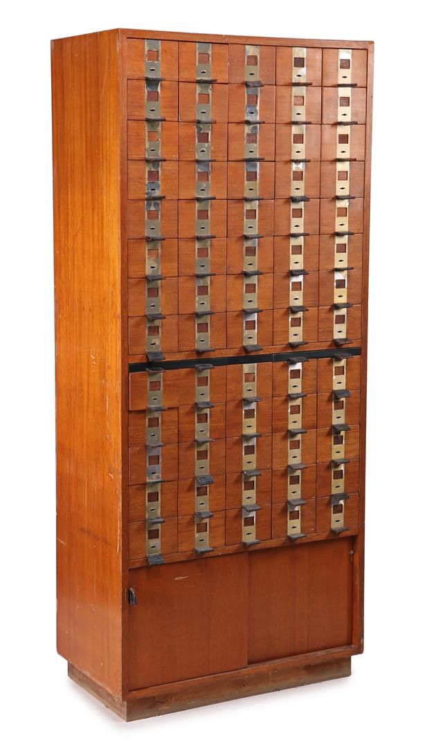 Philippe Neerman 菲利普-尼尔曼（1930-2011）
柚木饰面橡木 65 抽屉图书柜，带 2 个抽拉式书架和 2 个移门，配有用于存档的皮质带&hellip;