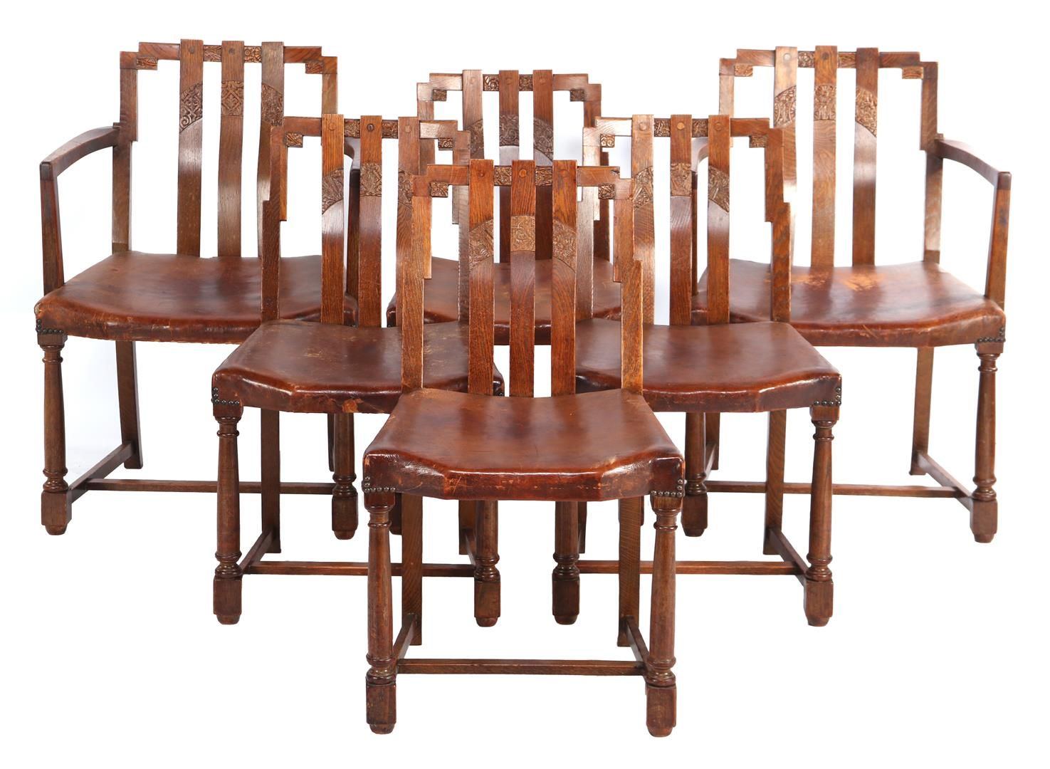 Null 装饰艺术风格 4+2 橡木餐椅，椅背有缝线，皮质座椅，荷兰，约 1930 年，靠背高 85 厘米和 79 厘米
