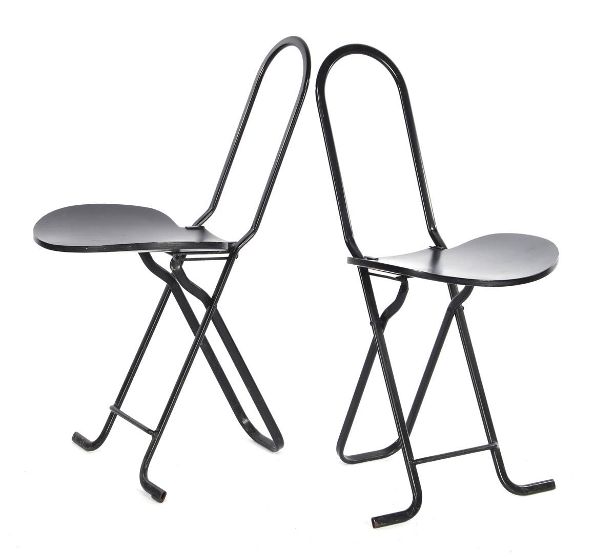 Gastone Rinaldi 加斯通-里纳尔迪（1920-2006）
2 把黑色木制折叠椅，带金属框架，加斯通-里纳尔迪主题版设计，型号 "Dafne"，意大&hellip;