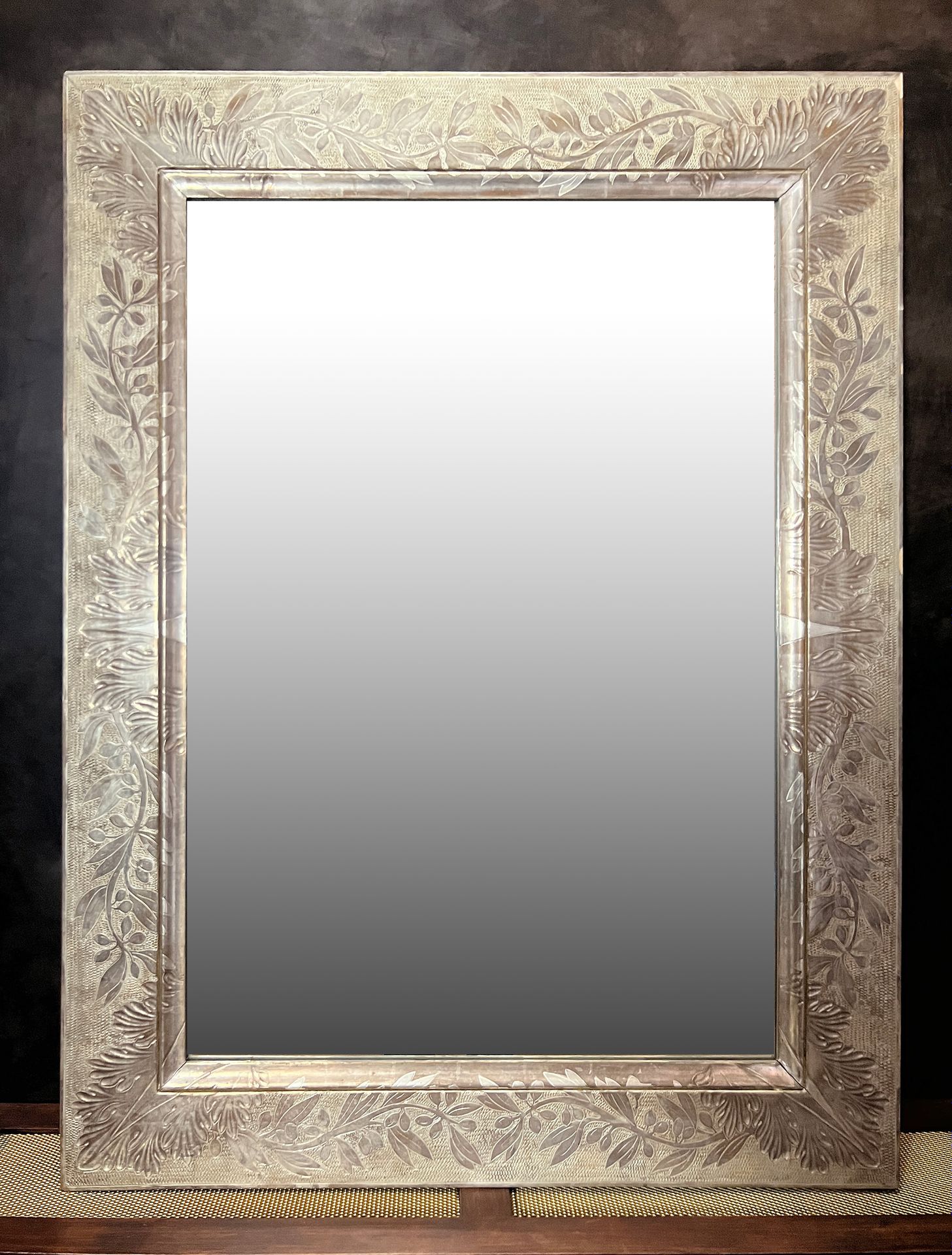 Null Specchio in legno e stucco argentato con decorazione finemente intagliata d&hellip;