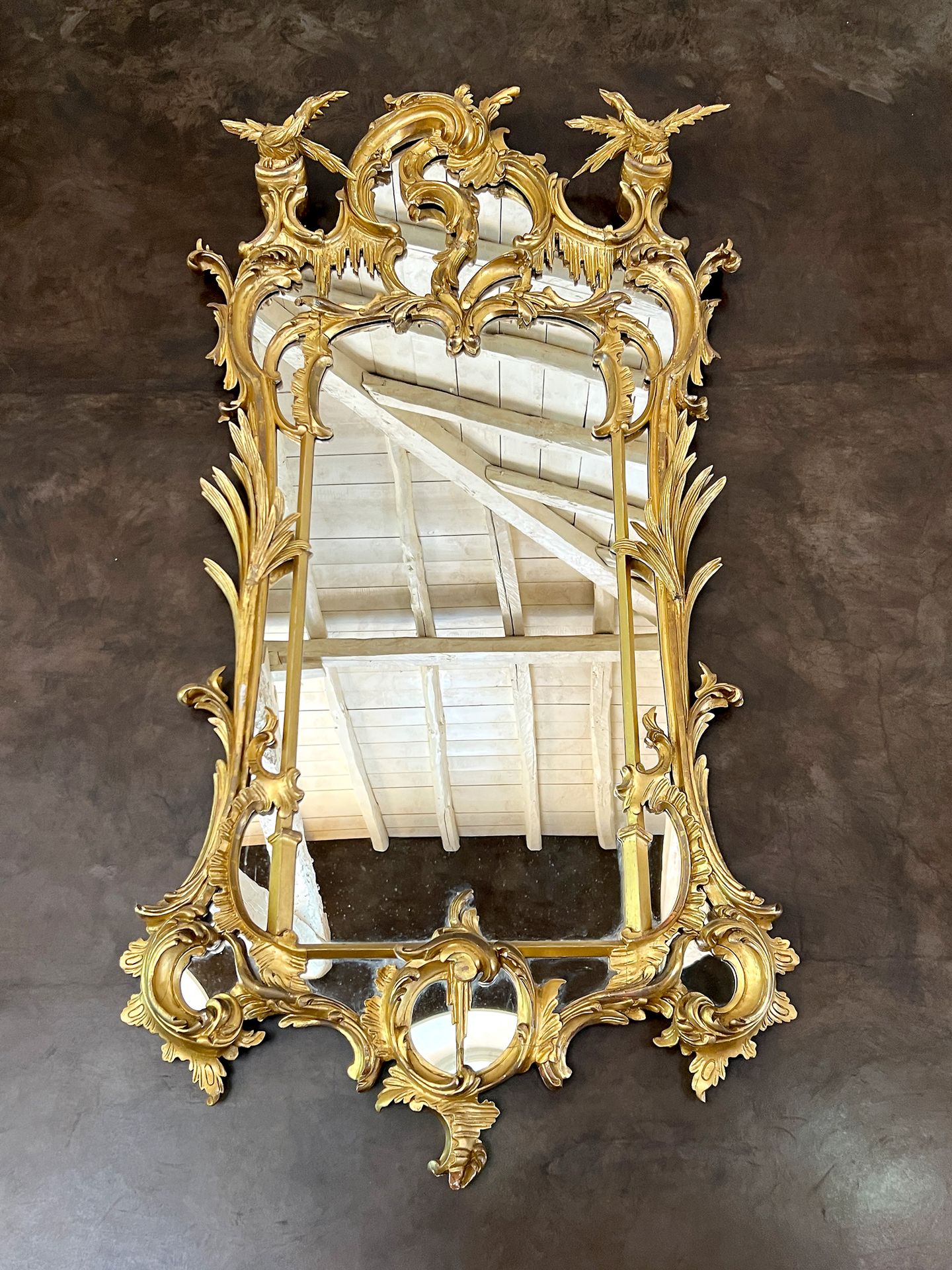 Null Wood and gilded stucco mirror with carved decoration of scrolls, reeds, wil&hellip;