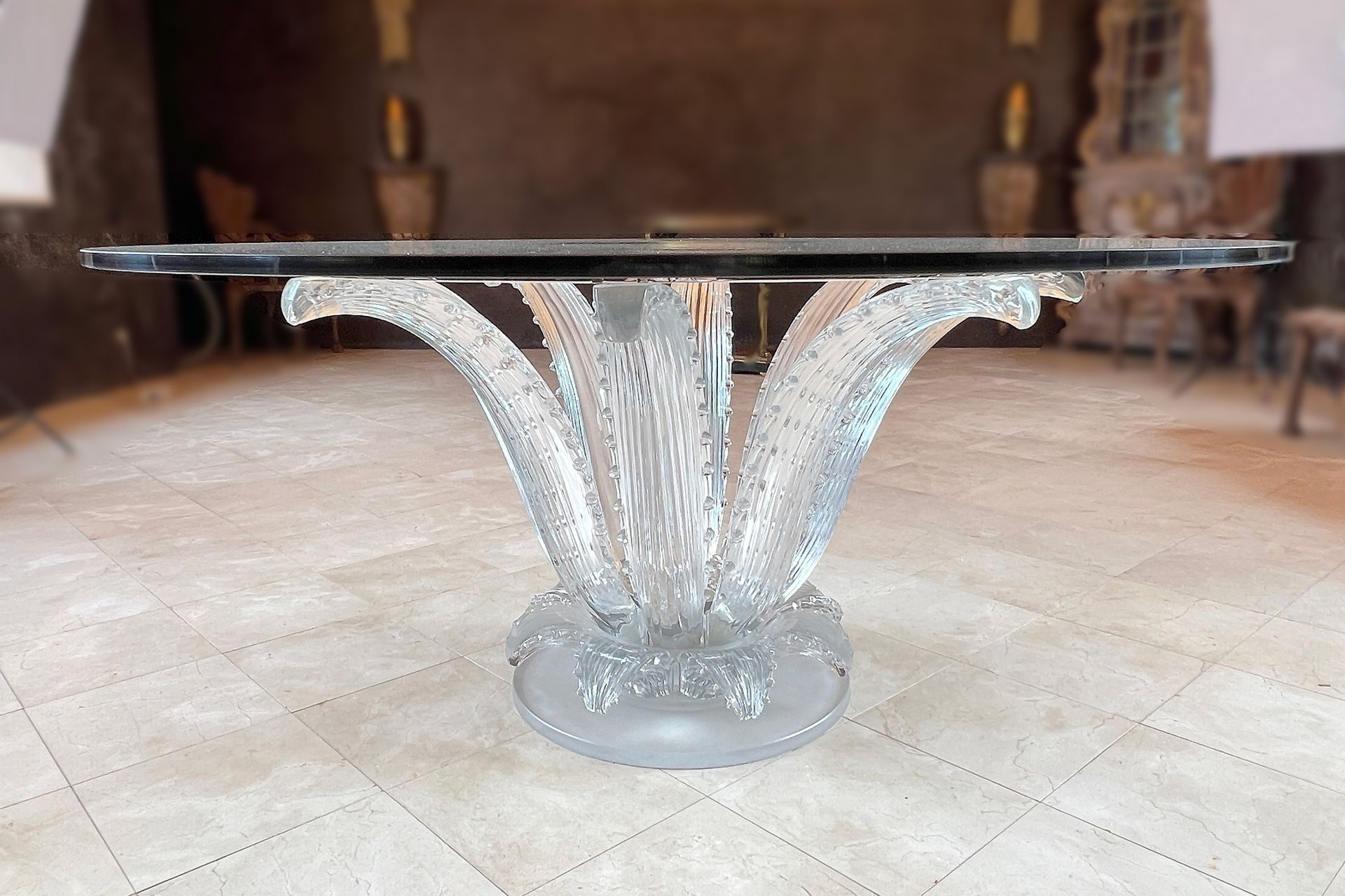 Null 拉利克

由Marc LALIQUE设计的 "仙人掌 "餐桌，采用明亮的透明水晶，圆形玻璃桌面和底座，由8片边缘呈锯齿状的大叶子组成，底座为圆形和平坦&hellip;
