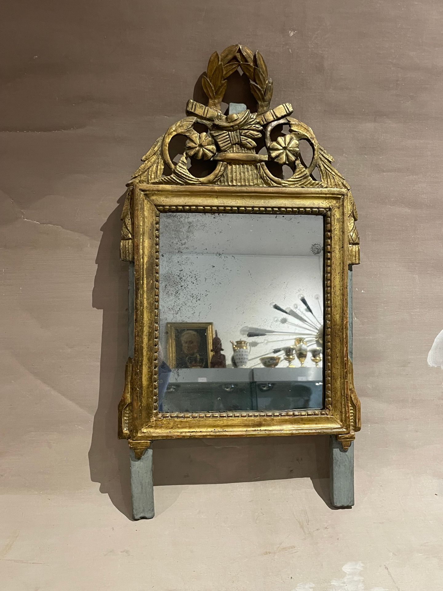 Null Miroir en bois sculpté et doré à fronton ajouré à décor de gerbes de blé, c&hellip;
