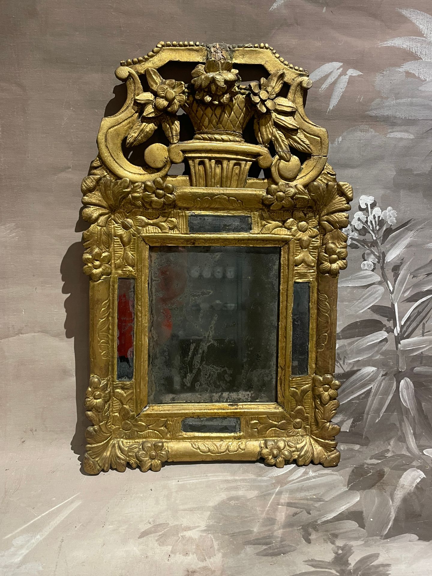 Null Miroir à parecloses monté d'un fronton en bois sculpté et doré à décor fleu&hellip;