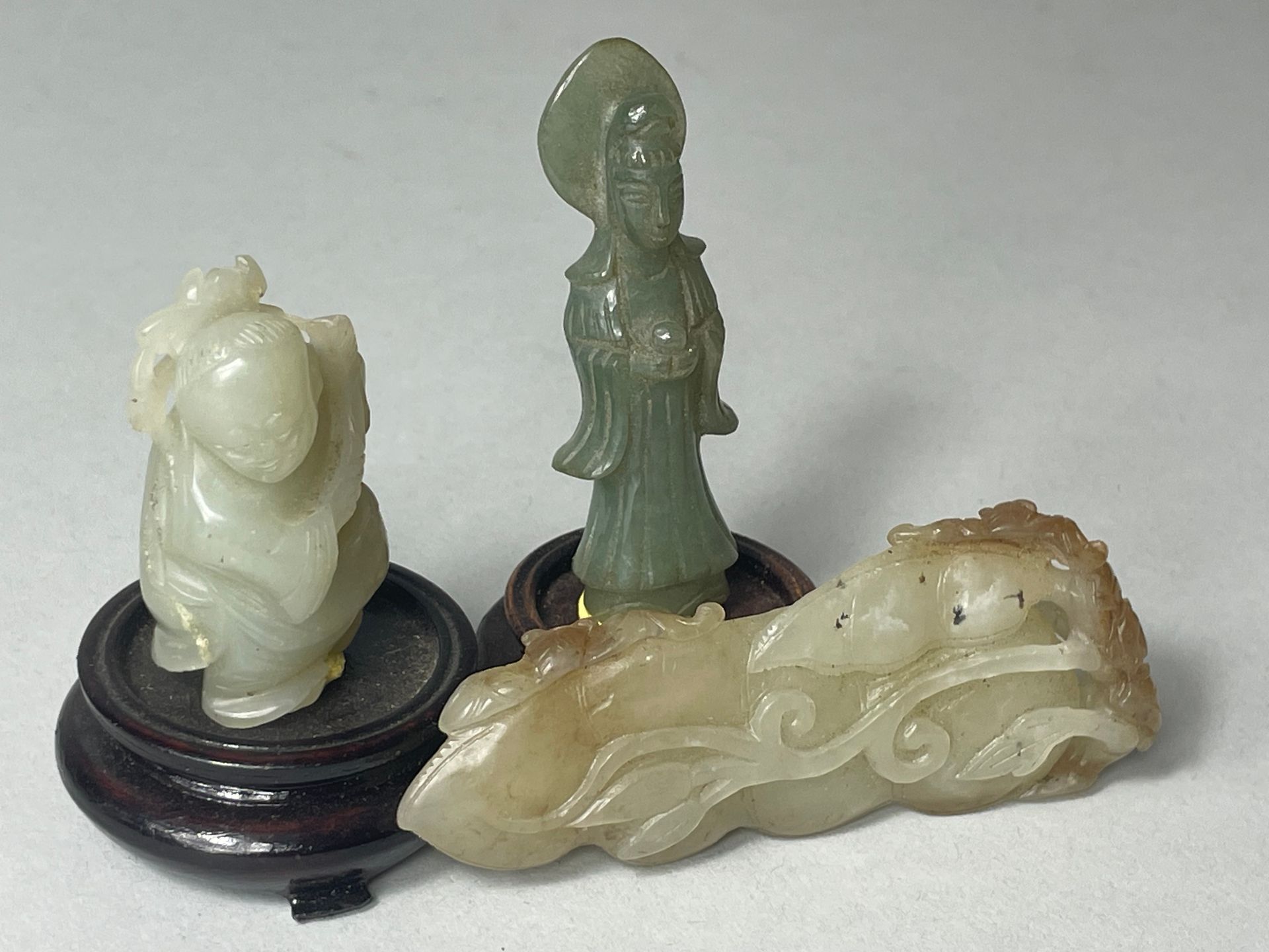 Null ASIE
Lot de trois statuettes en jade céladon représentant un enfant, un fru&hellip;