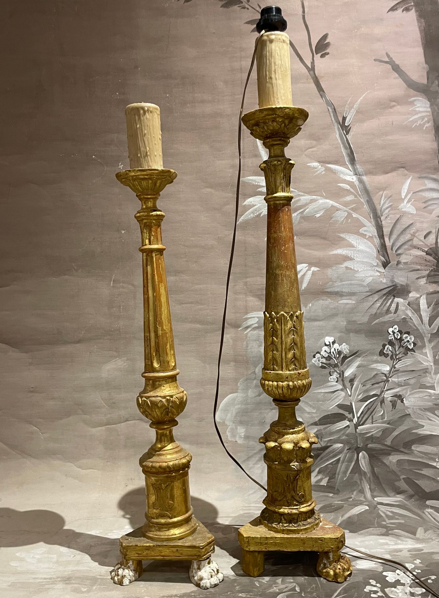 Null RELIGIOSA Deux Pique-cierges en bois mouluré, sculpté et doré reposant sur &hellip;