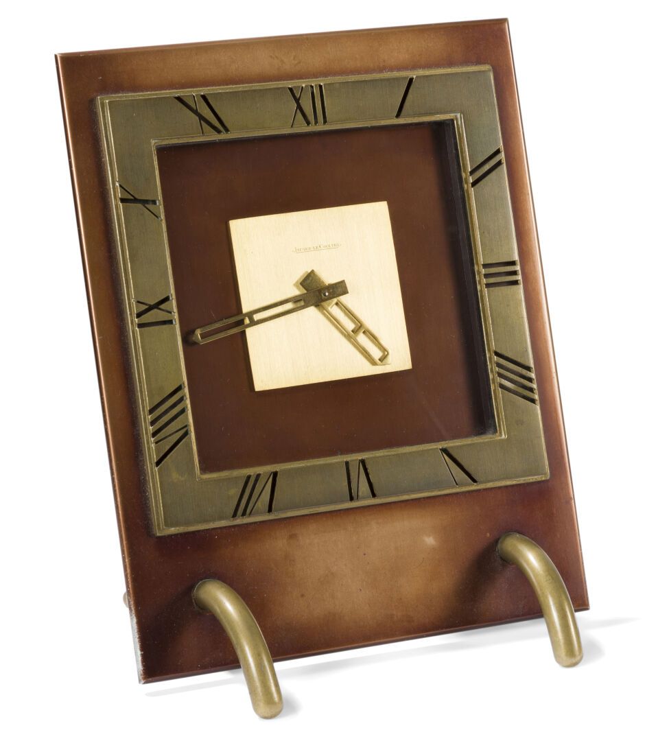 Null JAEGER-LeCOULTRE
台钟。
金属和青铜材质的证明；背景有阴影的棕色铜锈，框架有老化的金色铜锈和穿孔的罗马数字。
1960's.
在表盘中&hellip;