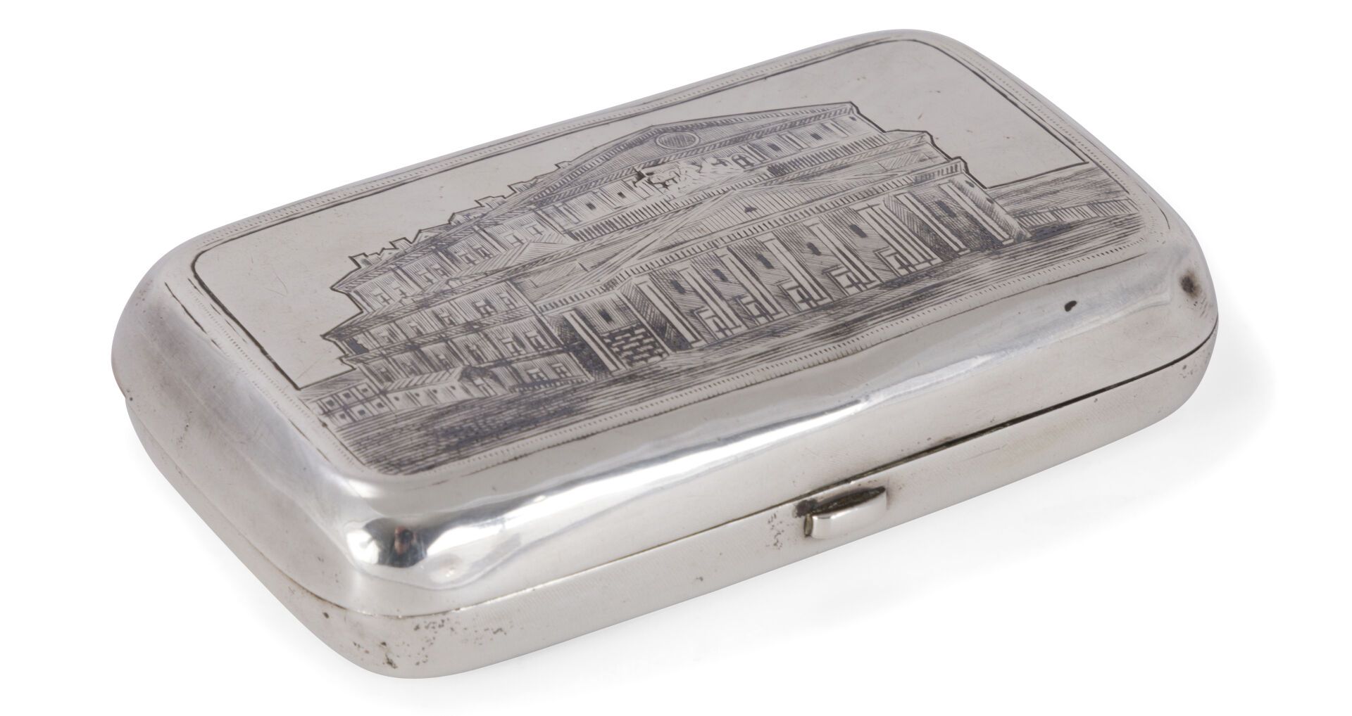 Null 雕刻的银和涅利洛香烟盒。莫斯科，1886年。
盖子上描绘了一个大型建筑。背面是一个尼洛银格子，上面有一个未雕刻的圆形图章。
印记：84，莫斯科1886&hellip;