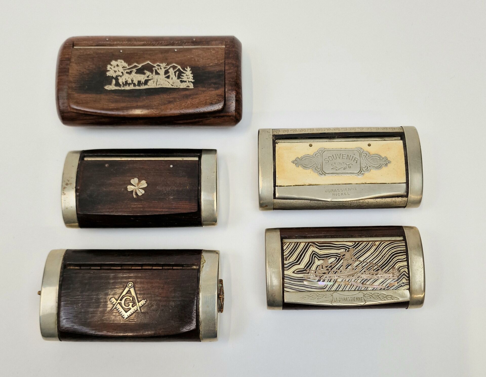 Null 一套 5 个天然木制鼻烟盒，包括 ： 
- 一个镶镍的木制鼻烟盒，上有一块镶镍的骨质牌匾，标有 "纪念品 "字样。
H.1.8 厘米 - 长 8.5 &hellip;