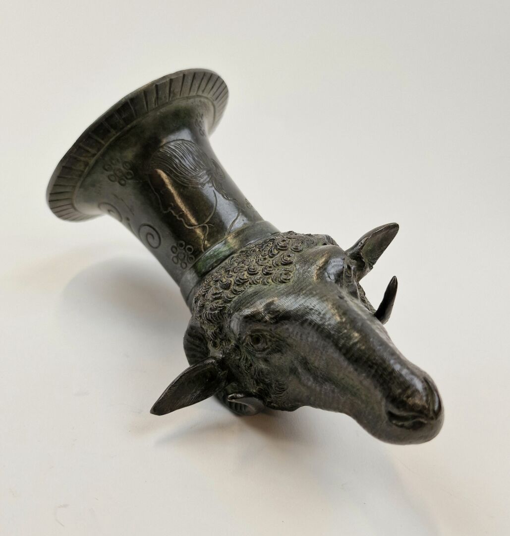 Null Ritón de Apulia con cabeza de carnero en bronce con pátina antigua 
Longitu&hellip;