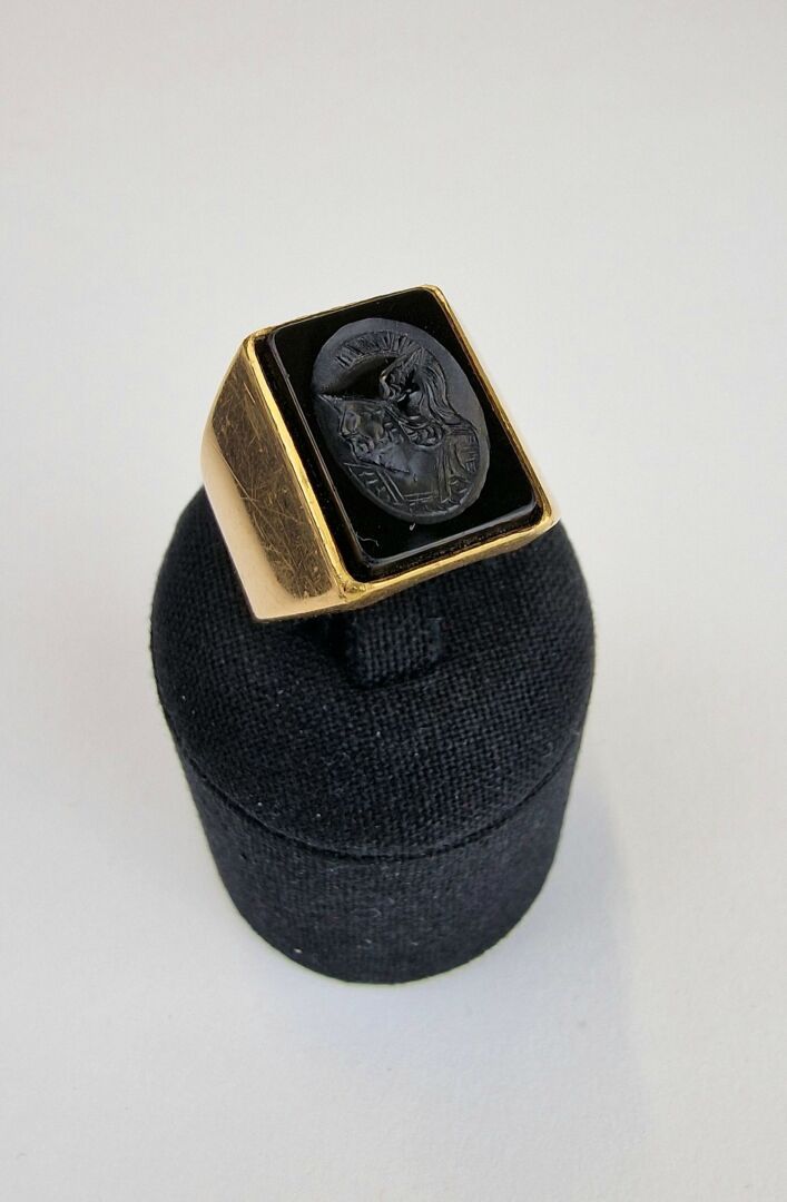 Null Men's signet ring in yellow gold 750 ‰, set with an intaglio on onyx repres&hellip;
