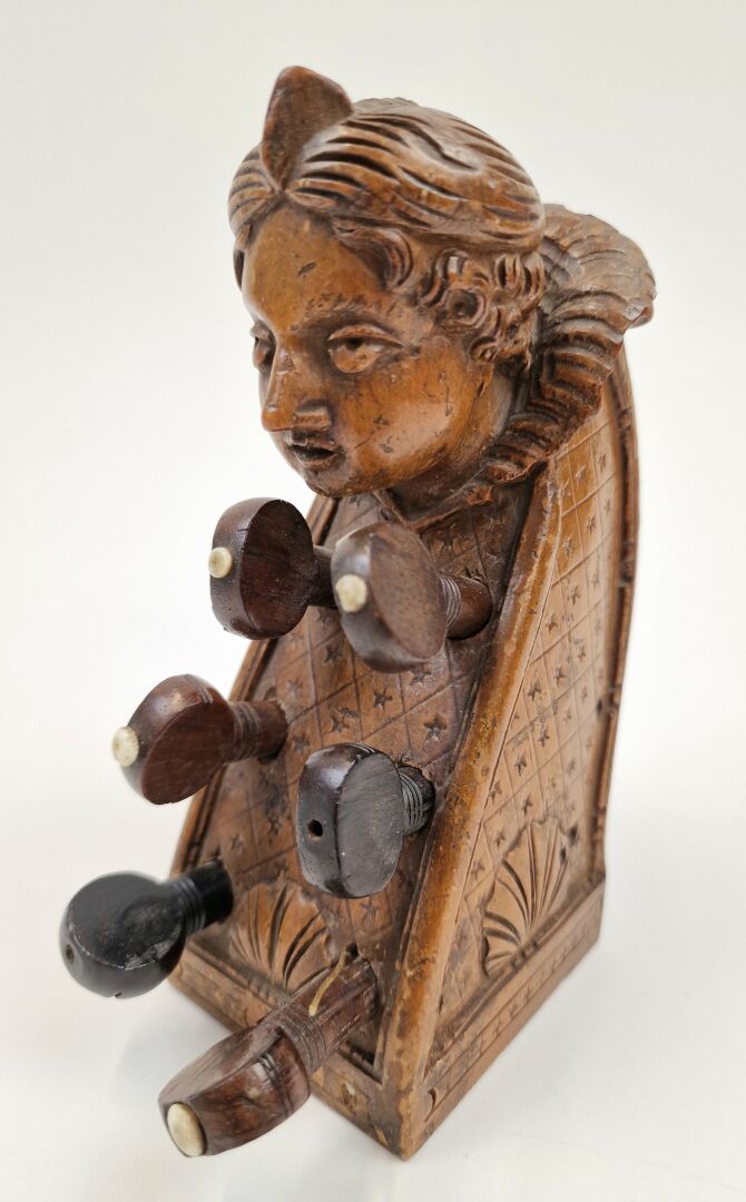 Null Chevillier de vielle à roue à tête de femme
Bois sculpté et gravé 
Boutons &hellip;