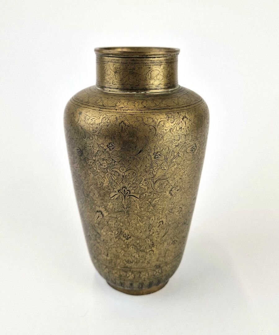 Null 带花卉图案的黄铜栏杆花瓶 
H.21.5 厘米
中东，20 世纪早期
（去底纹）