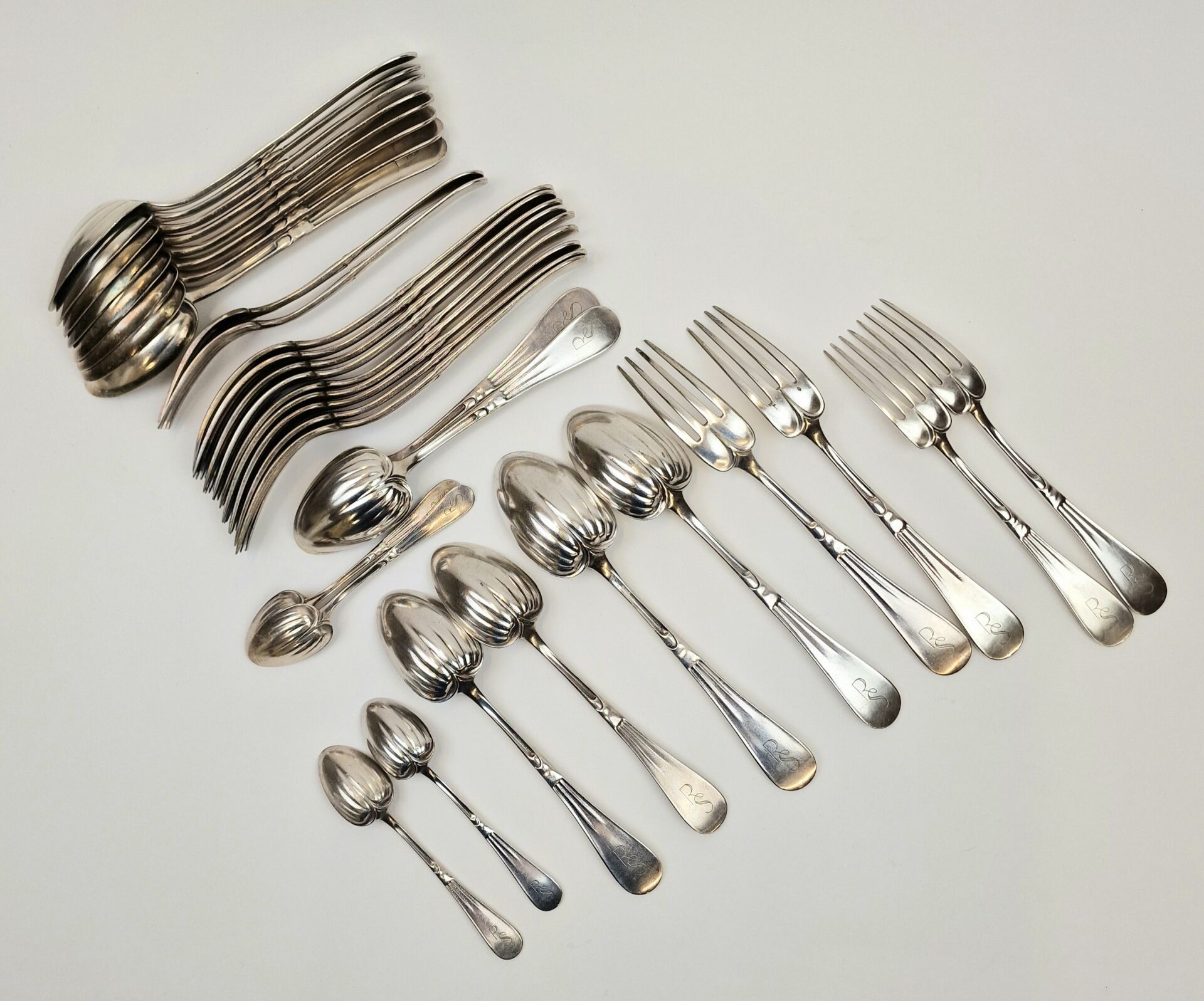 Null 克里斯托弗
新艺术风格镀银餐具套装 
10 把汤匙和 11 把大叉子
4 套甜点餐具和 4 把小汤匙
(状况良好 - 二手）
(33件）