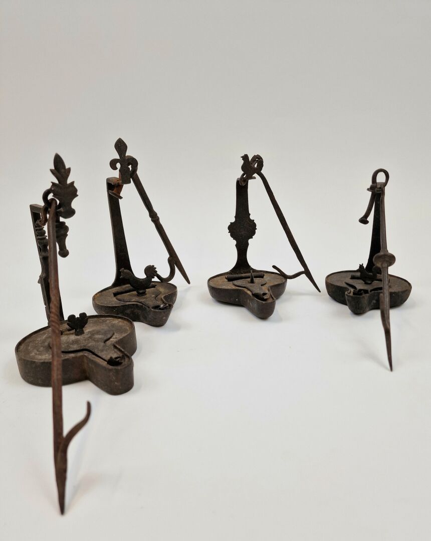 Null 一套四盏带挂钩的铁锤油灯
十九世纪
高度：12 至 17 厘米 
(使用状况）