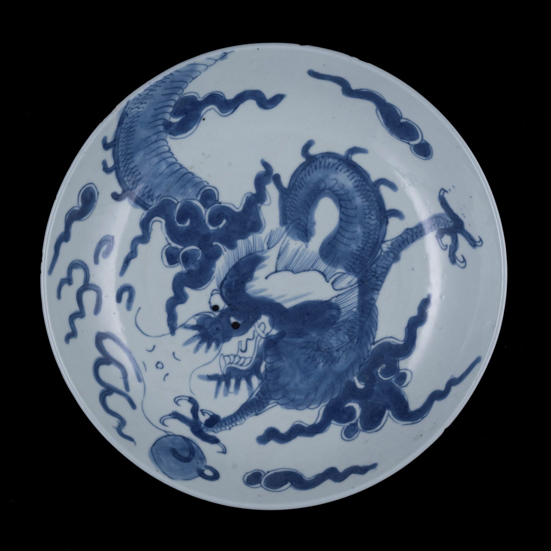 PIATTO IN PORCELLANA BIANCO E BLU Cina, dinastia Qing, XVIII secolo d. 23 cm Dip&hellip;