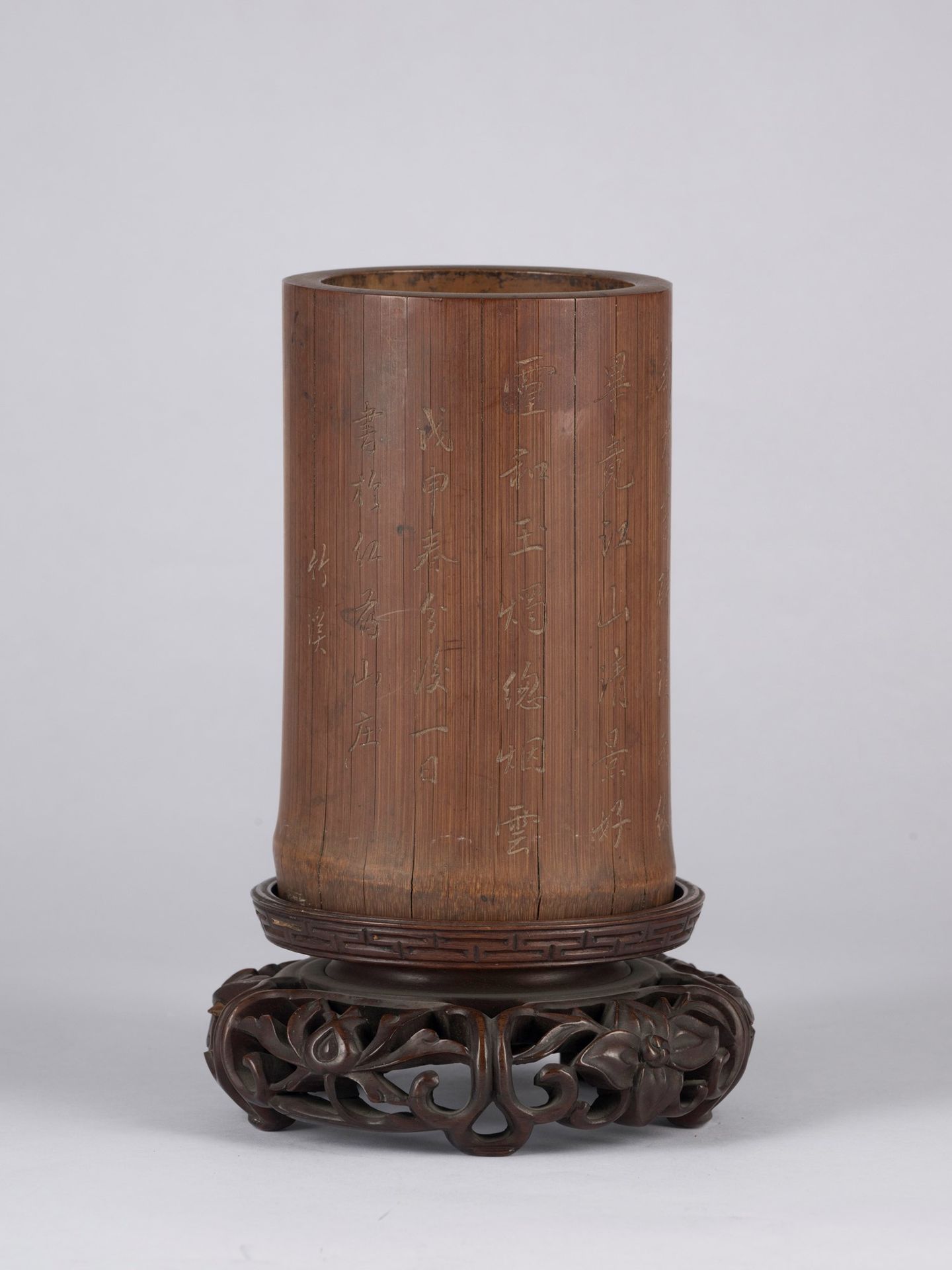 PORTA PENNELLI IN BAMBÙ Cina, dinastia Qing (1644-1911) h. 15.5 cm È inciso su t&hellip;