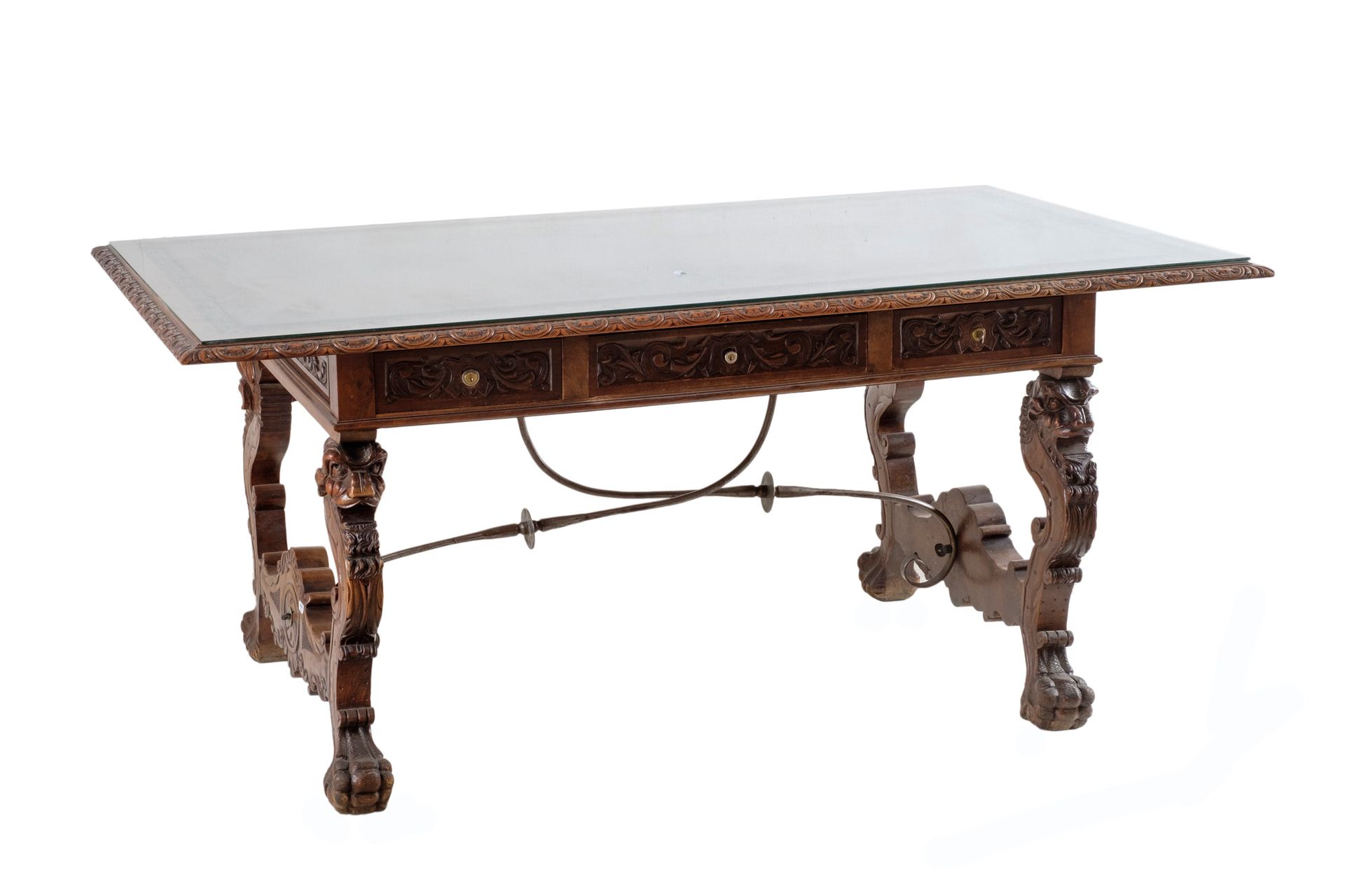 Null 西班牙文艺复兴风格的大型书桌，用胡桃木雕刻和转动。装饰有植物图案和动物面具。有玻璃顶。西班牙，约1900年。