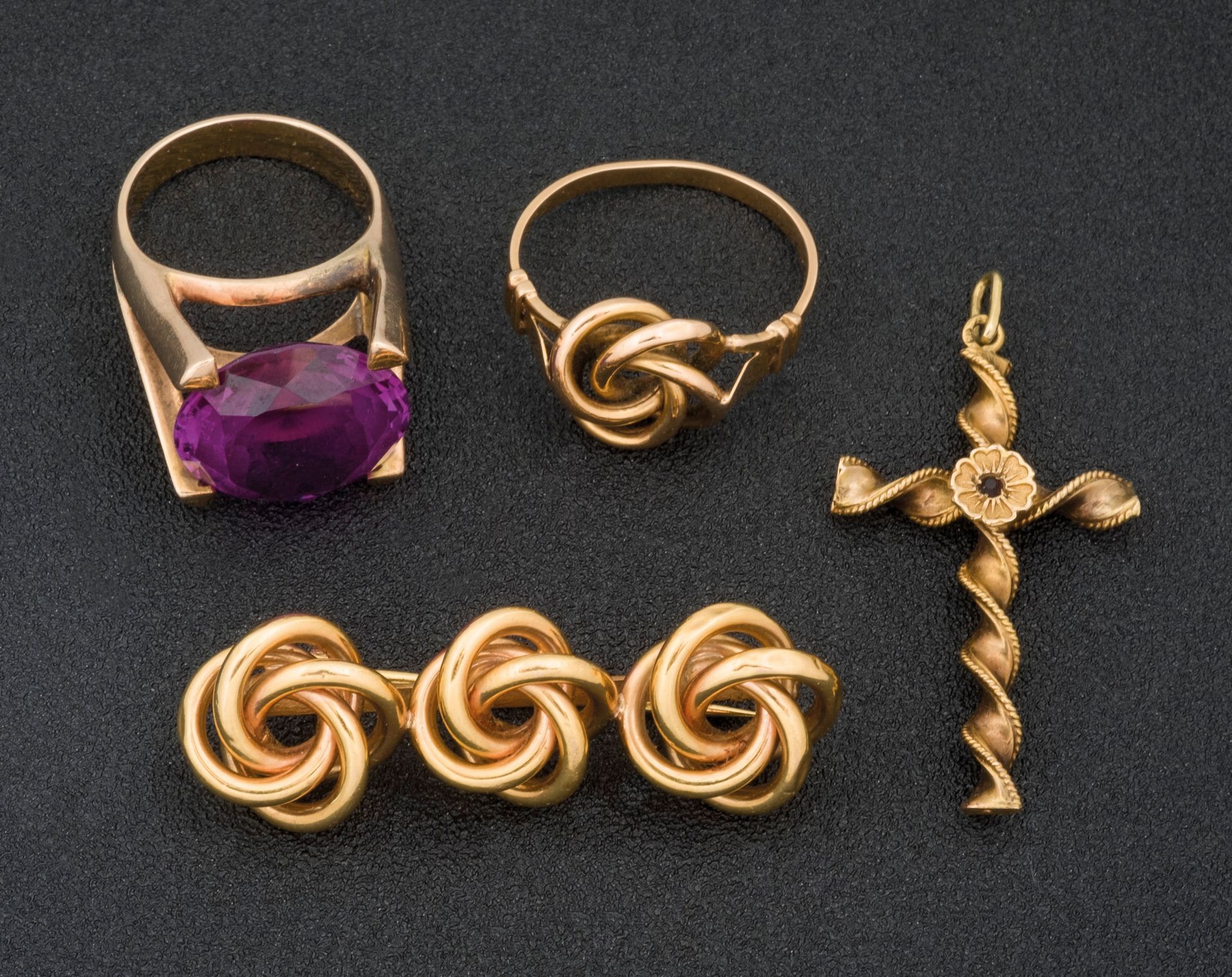 Null Lot consists of a cross pendant, a brooch and two rings, in 18 K yellow gol&hellip;