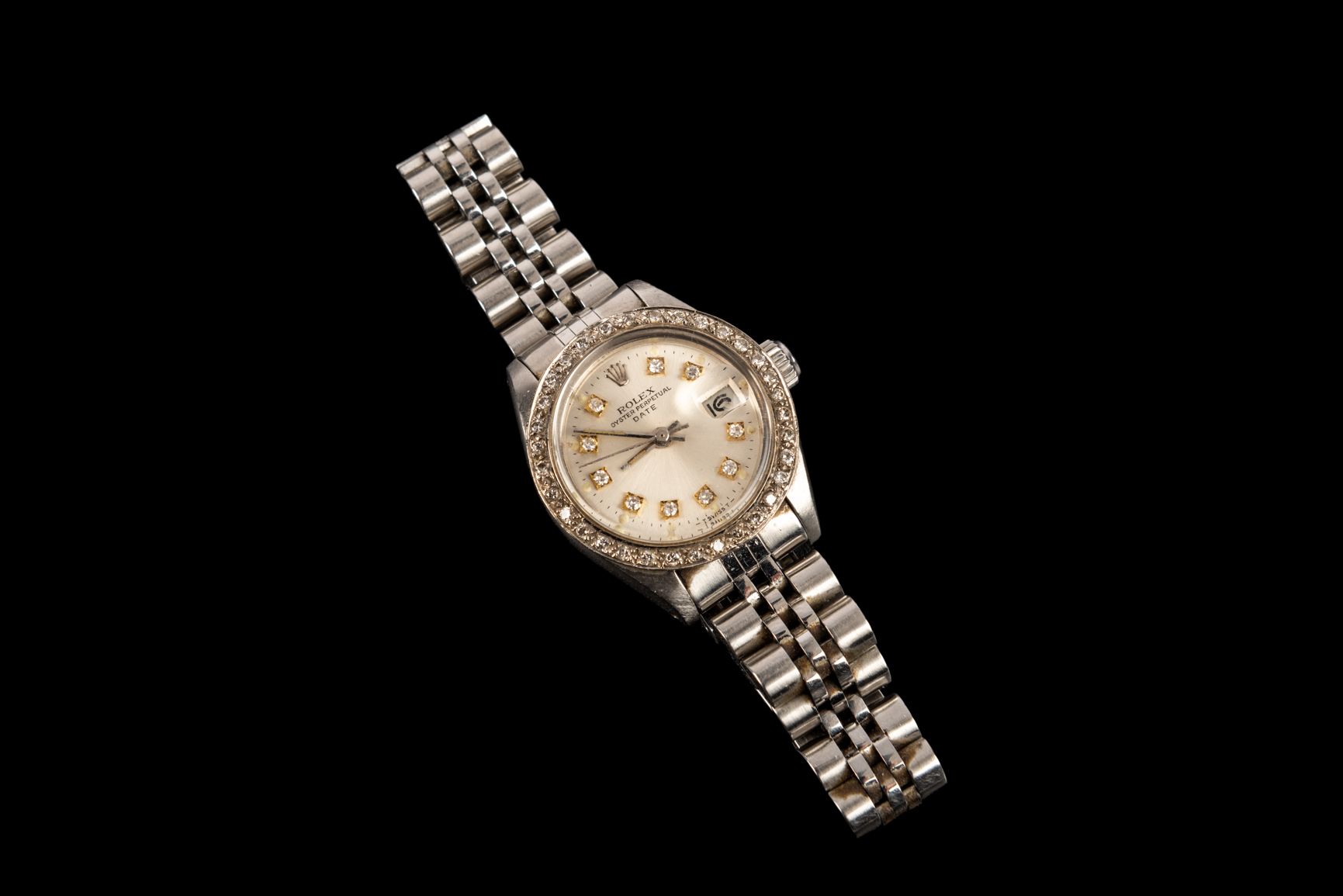 Null ROLEX品牌的女士腕表，型号为Oyster Perpetual Date，钢制。自动上链机芯处于运行状态。非原厂的劳力士品牌的亮片是后来添加的。