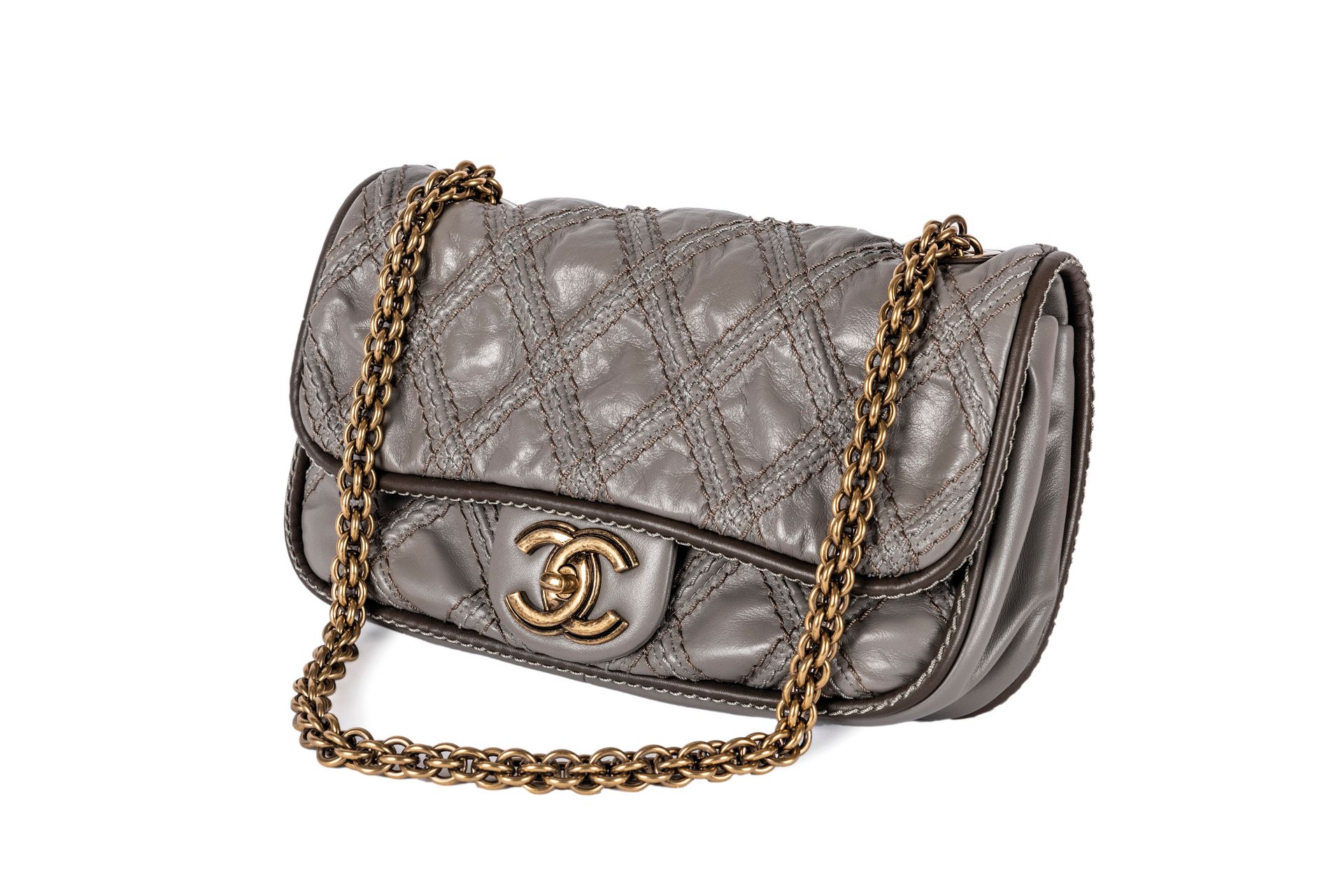 Null Chanel. Grey leather bag. Flap closure with clasp with golden anagram. Insi&hellip;