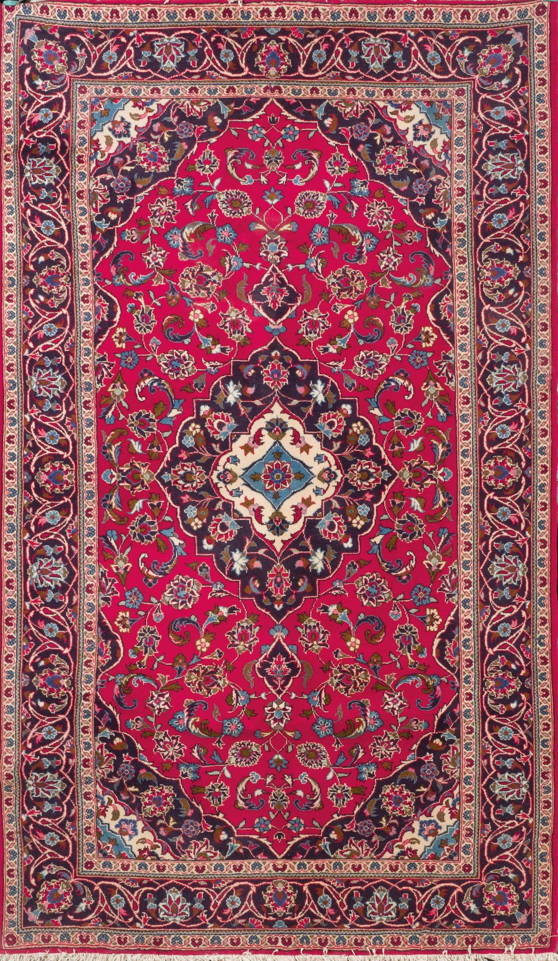 Null 伊朗的羊毛卡尚地毯。复杂地交织着植物和花卉的装饰。背景为红色，互补色为海军蓝和米色。20世纪。