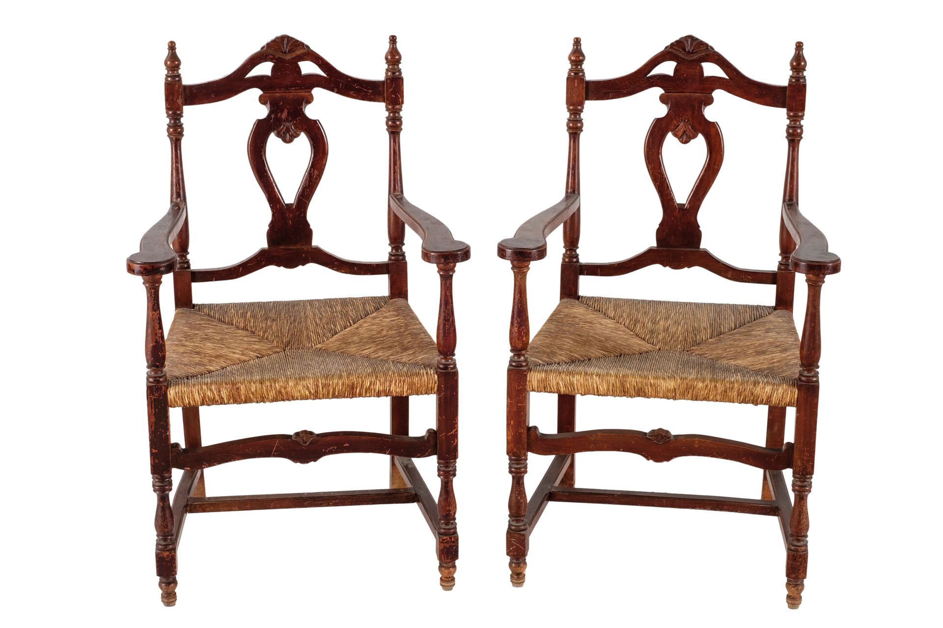 Null 一对雕花木扶手椅。镂空的后背和牛筋草座椅。可能是马洛卡，S. XIX。