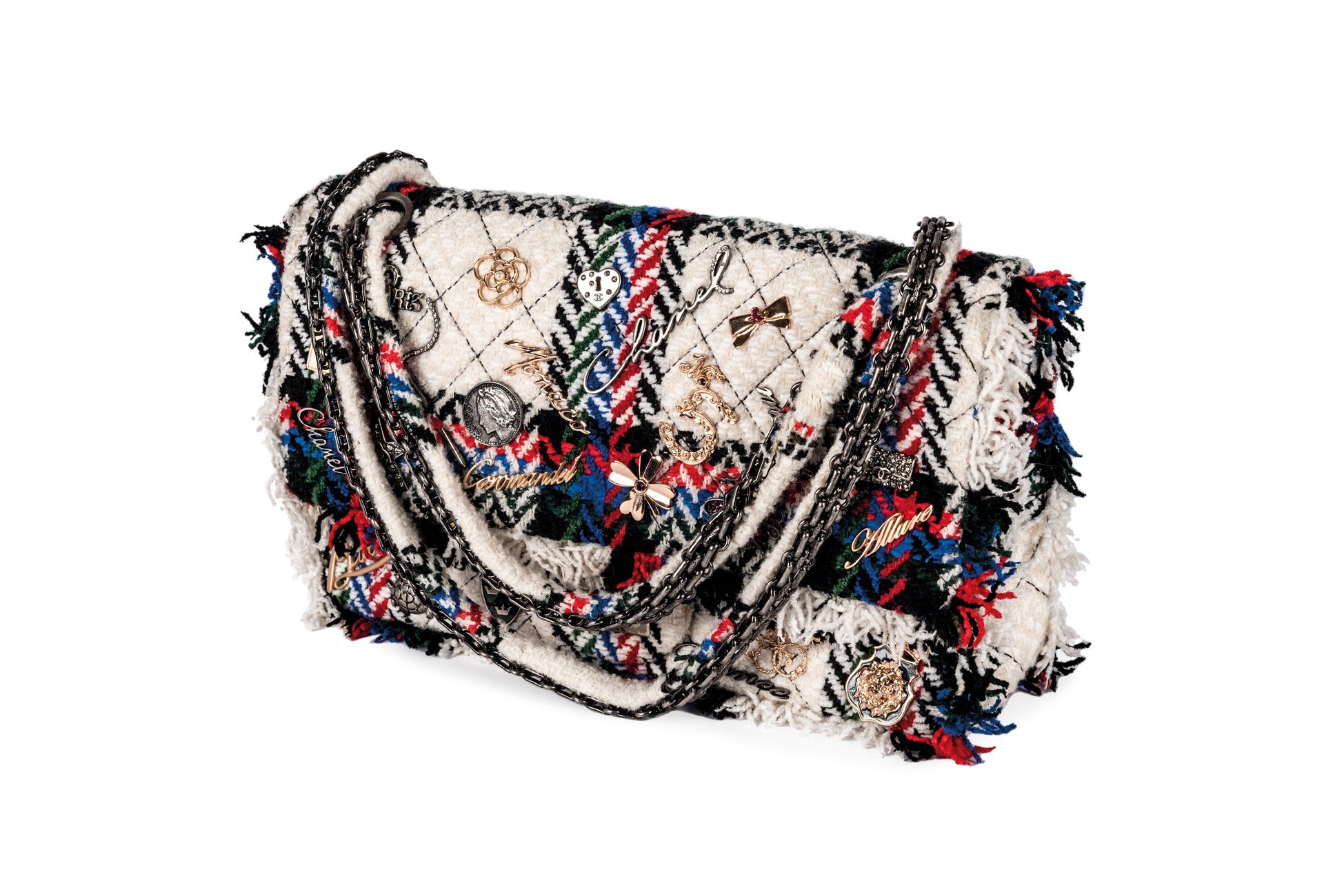 Null Chanel. 2.55 sac en tweed blanc, noir, bleu et rouge avec des applications &hellip;