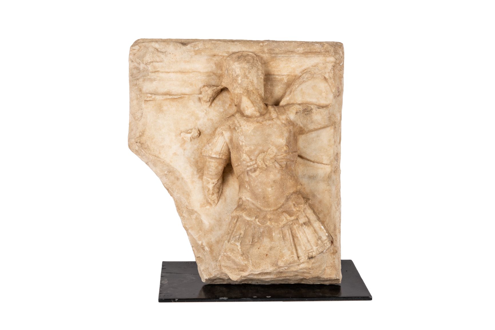 Null 属于大理石雕刻的石棺的顶盖碎片，上面有高浮雕的战斗场景。罗马。公元1-2世纪。一个保存状况良好的单体建筑，没有修复。错在脸上。有一个几乎完整的军人形象&hellip;