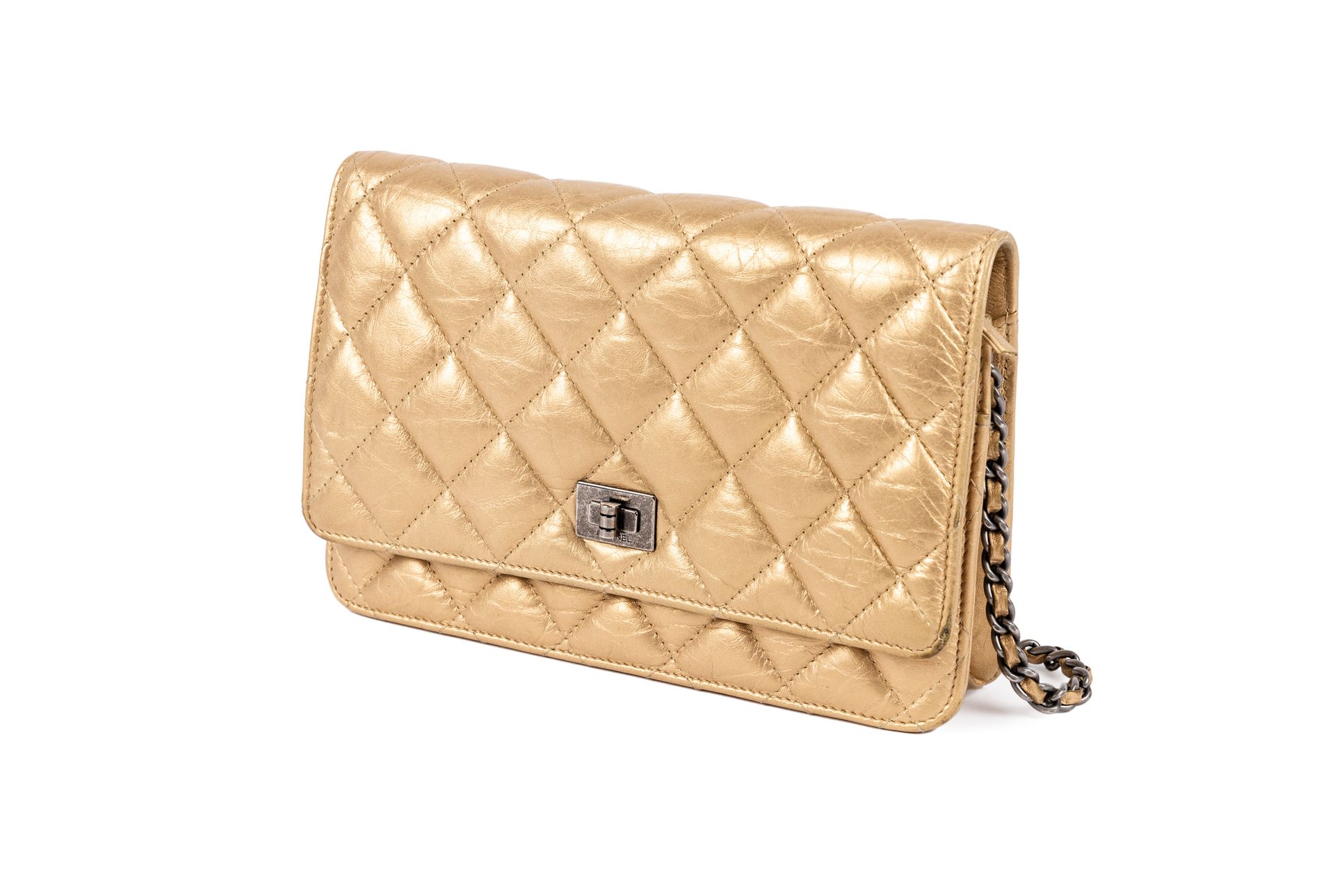 Null Chanel. Gold-tone leather handbag. Flap closure with quadrangular clasp in &hellip;