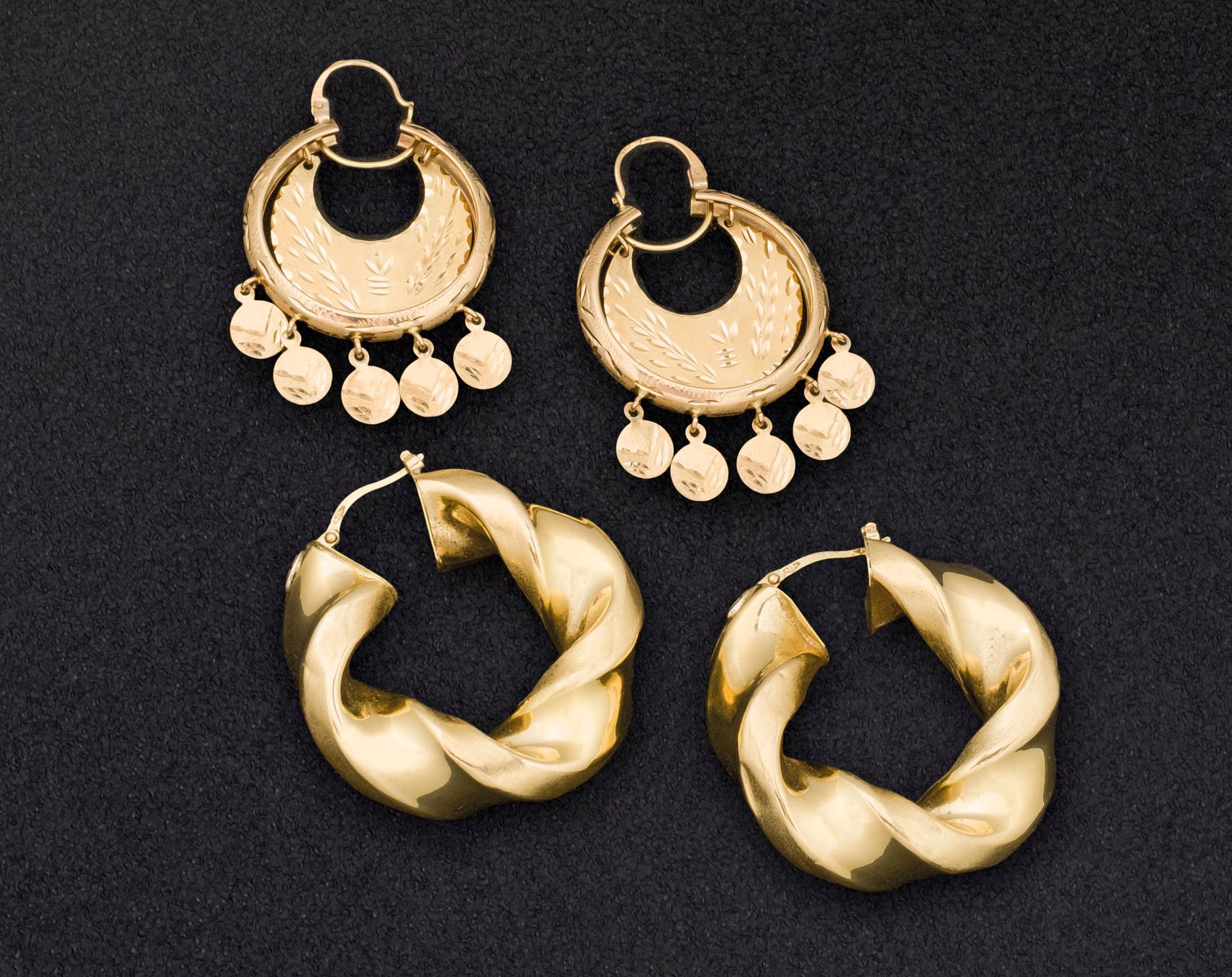 Null Boucles d'oreilles diverses en or jaune 18 carats avec diverses pierres. Po&hellip;