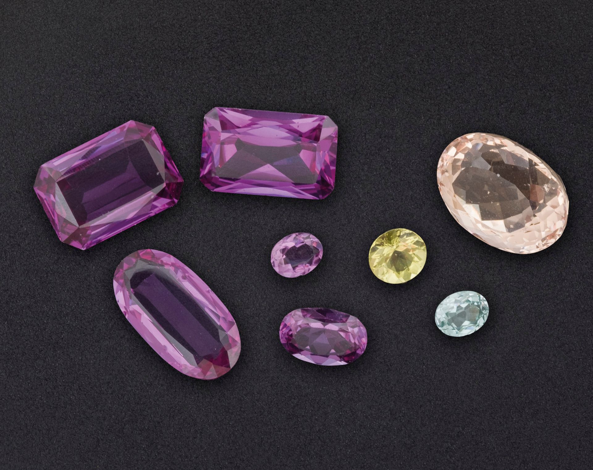 Null Lot of various unmounted stones including a morganite beryl of 59 cts.