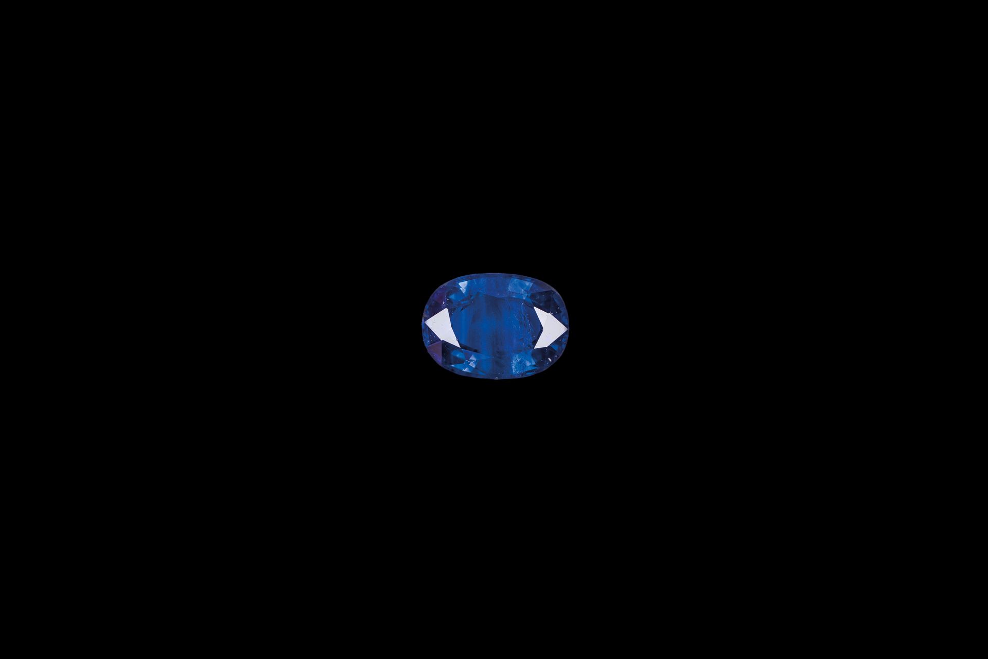 Null Saphir bleu ovale de 1,82 cts. 8,5 x 6,1 x 3,4mm.