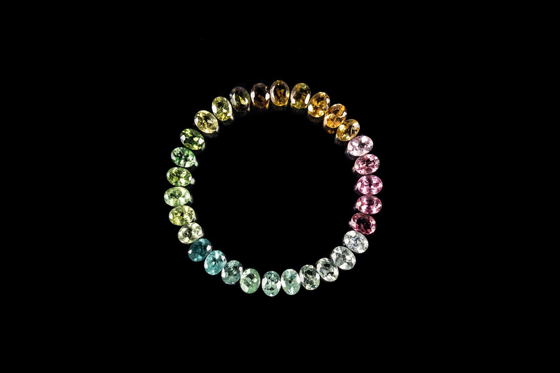Null Lot composé de 32 tourmalines ovales multicolores pesant 5.61 cts. Au total&hellip;