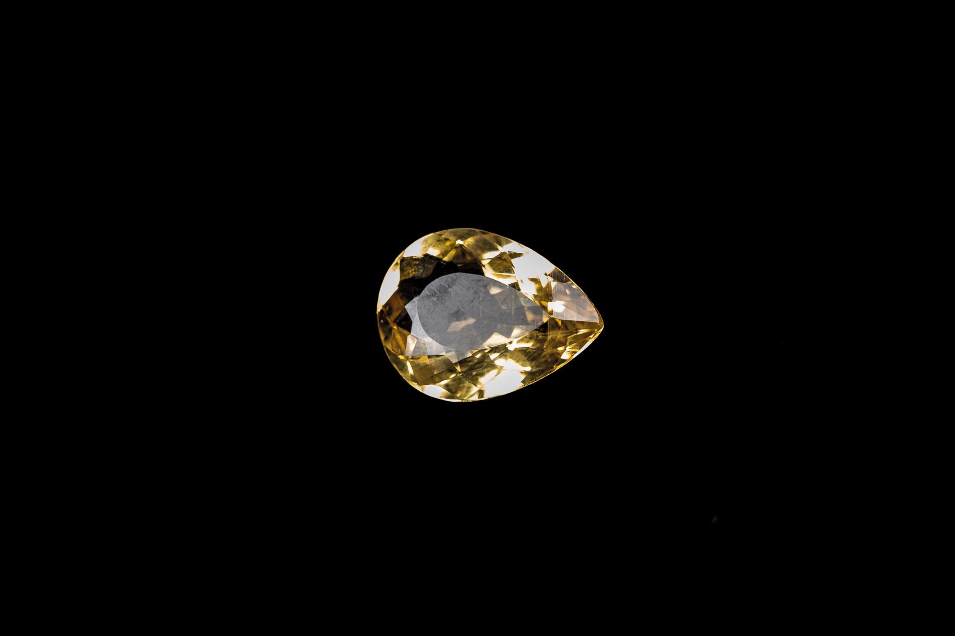 Null Béryl doré en forme de poire de 10,60 cts.