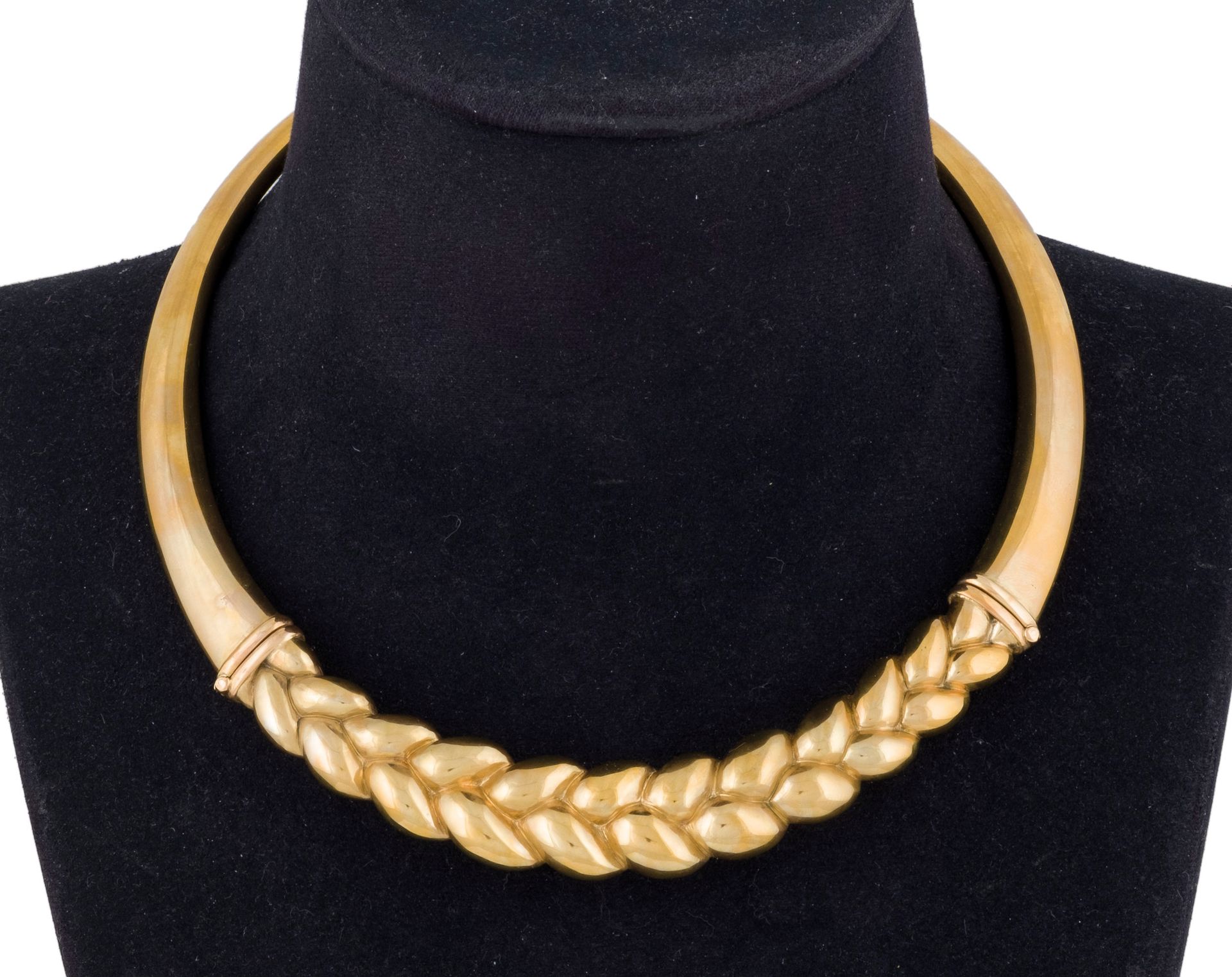 Null 18K yellow gold choker with central braid. Weight: 54 gr.