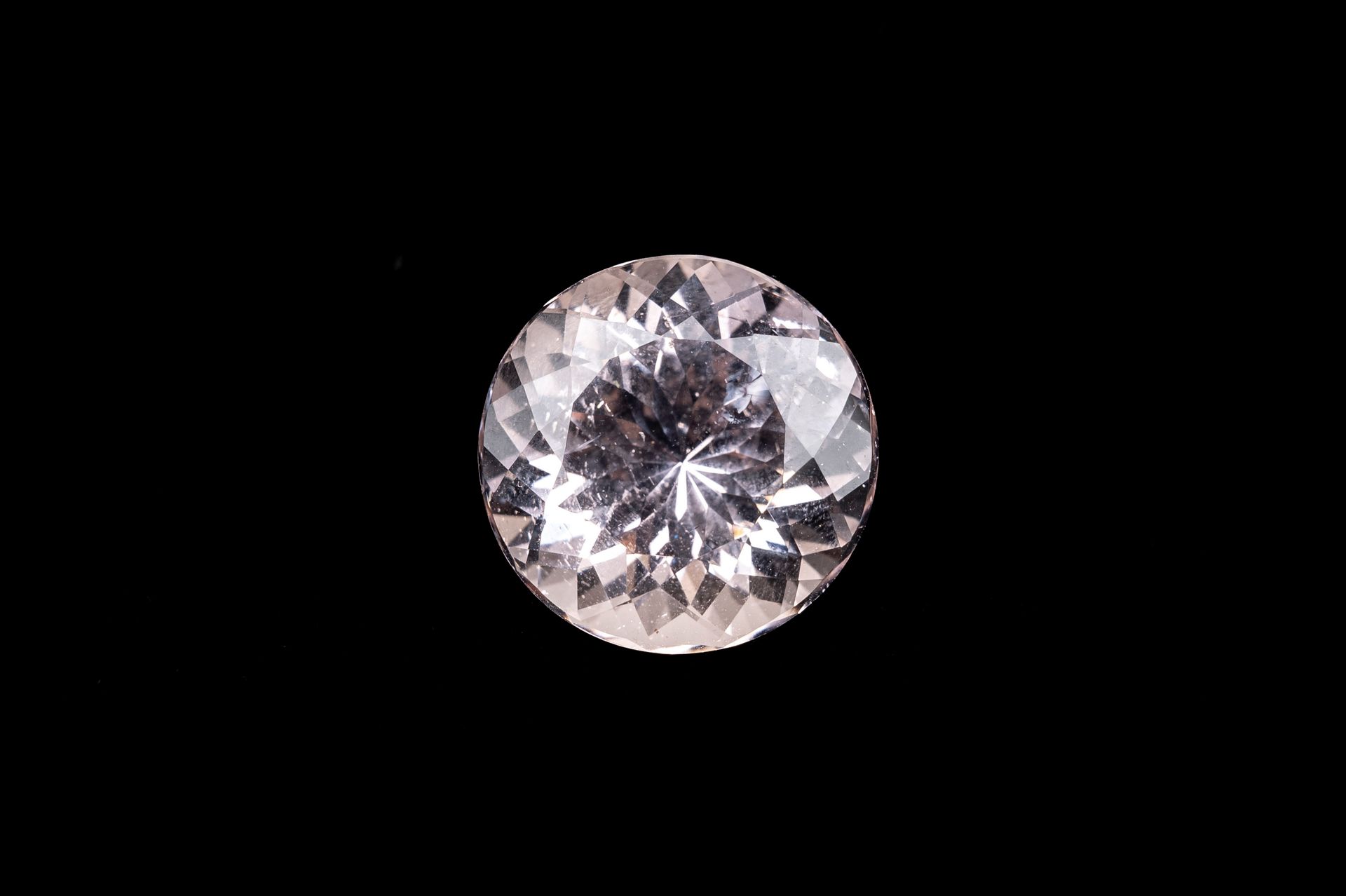 Null Béryl Morganite de 20.20 cts. Taille ronde.