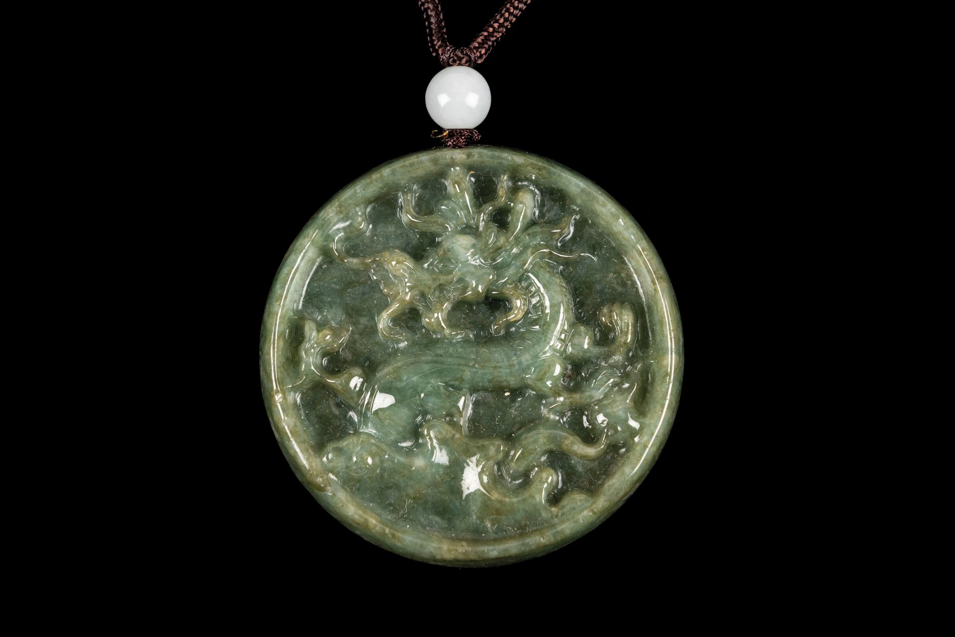 Null Pendentif en jade vert de grade A, sculpté d'un dragon oriental à l'intérie&hellip;